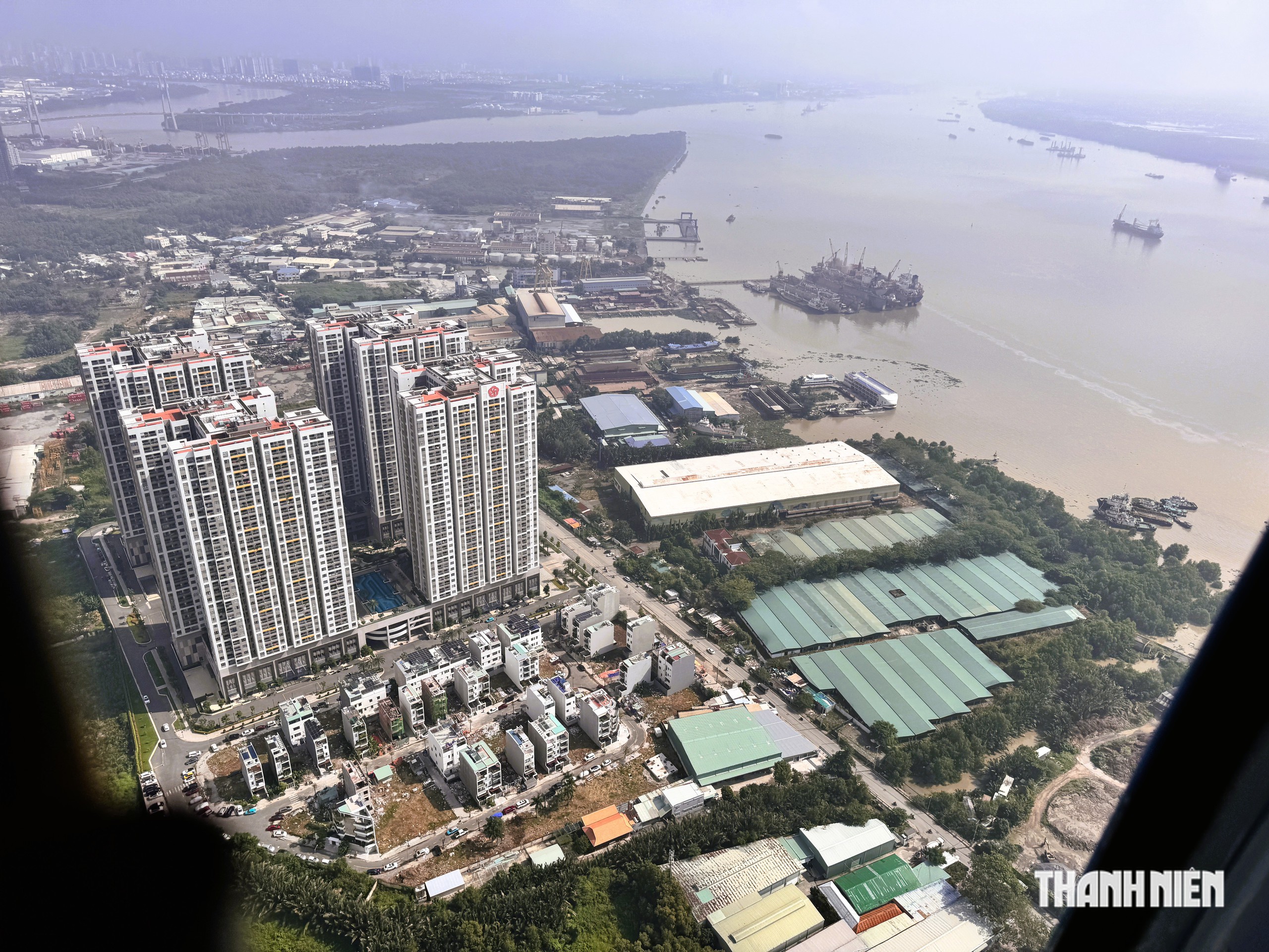 TP. Hồ Ch&iacute; Minh, nh&igrave;n từ trực thăng qu&acirc;n sự - Ảnh 9.