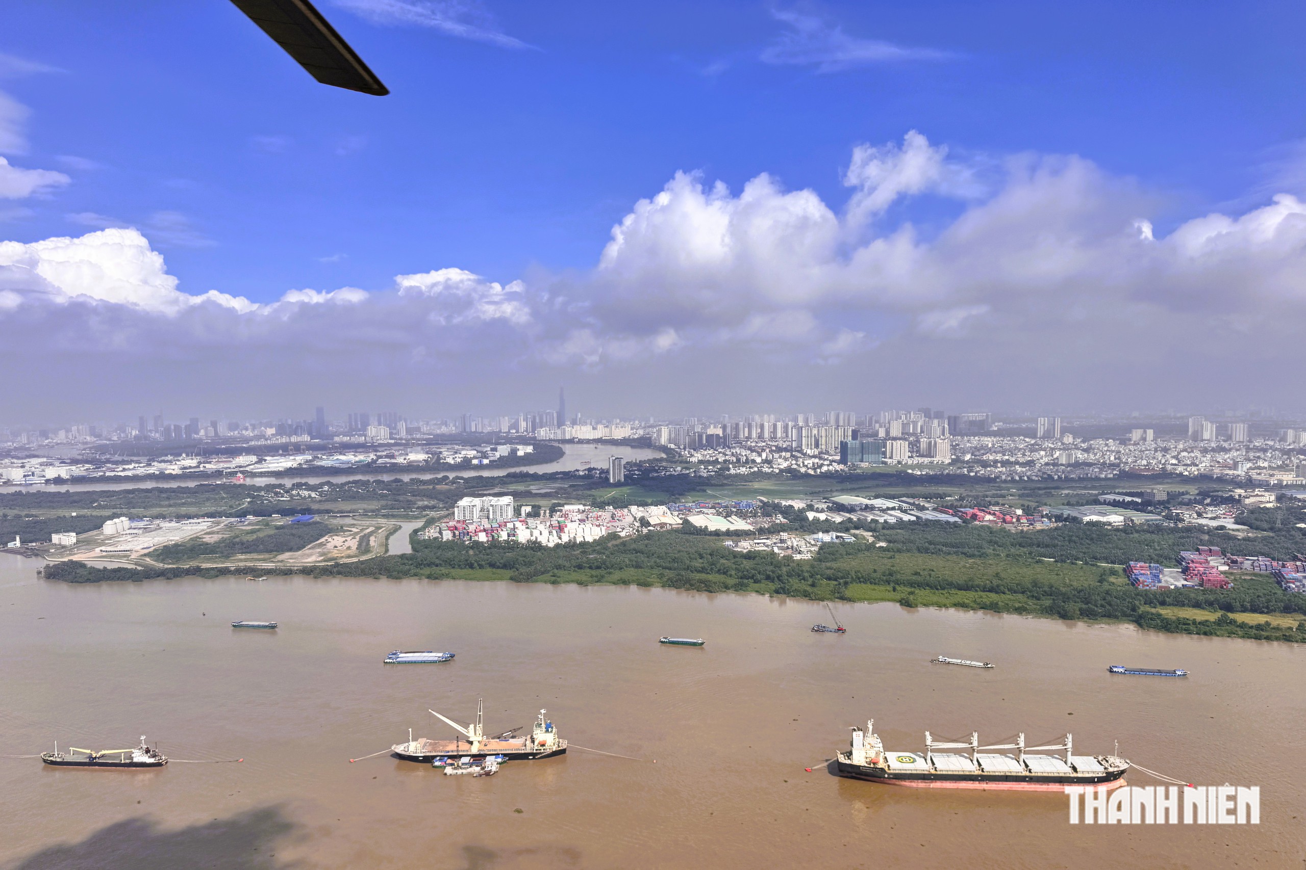 TP. Hồ Ch&iacute; Minh, nh&igrave;n từ trực thăng qu&acirc;n sự - Ảnh 7.
