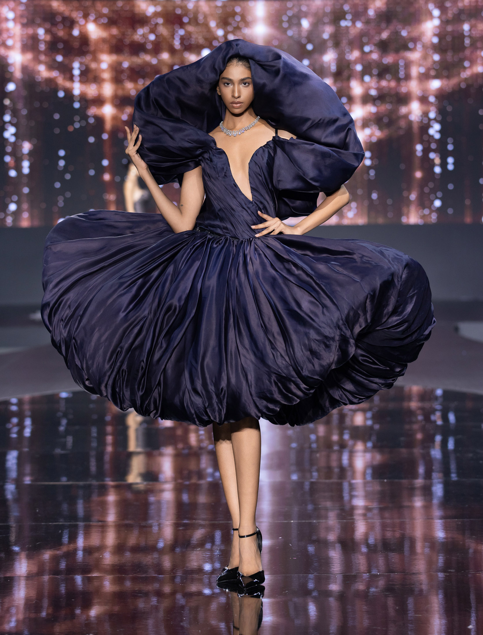 Lan Khuê, Quỳnh Anh đọ nhan sắc với dàn hậu quốc tế tại Vietnam NextGen Fashion- Ảnh 2.