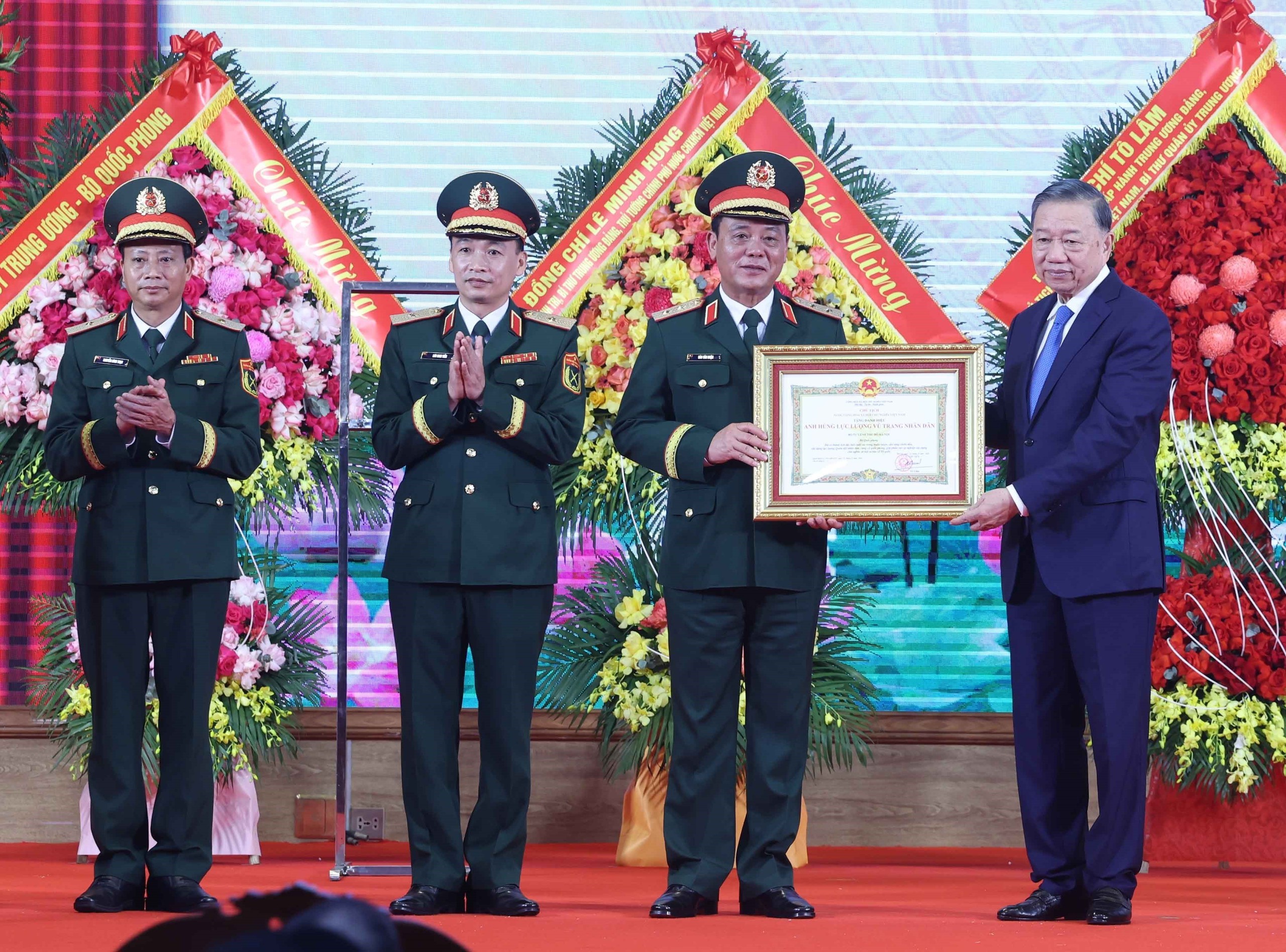 Tổng Bí thư, Chủ tịch nước: Xây dựng Lực lượng vũ trang thủ đô 'tinh, gọn, mạnh'- Ảnh 2.