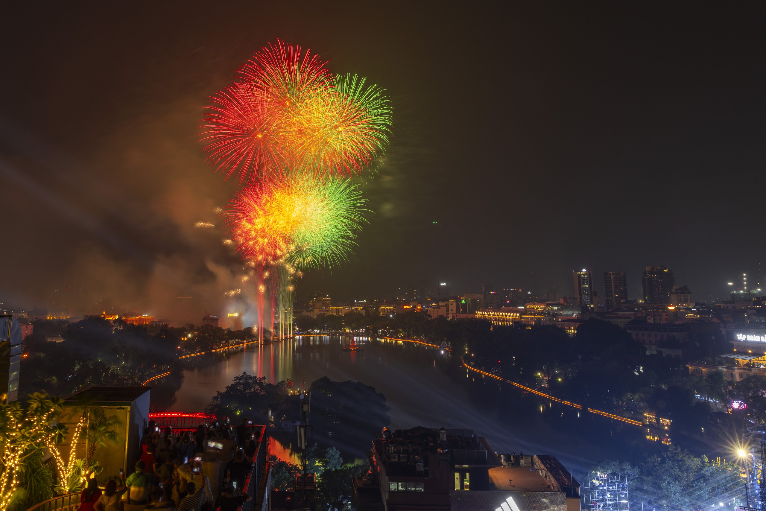 Người dân Thủ đô mãn nhãn với những màn pháo hoa siêu đỉnh tại 3 trận địa- Ảnh 11.