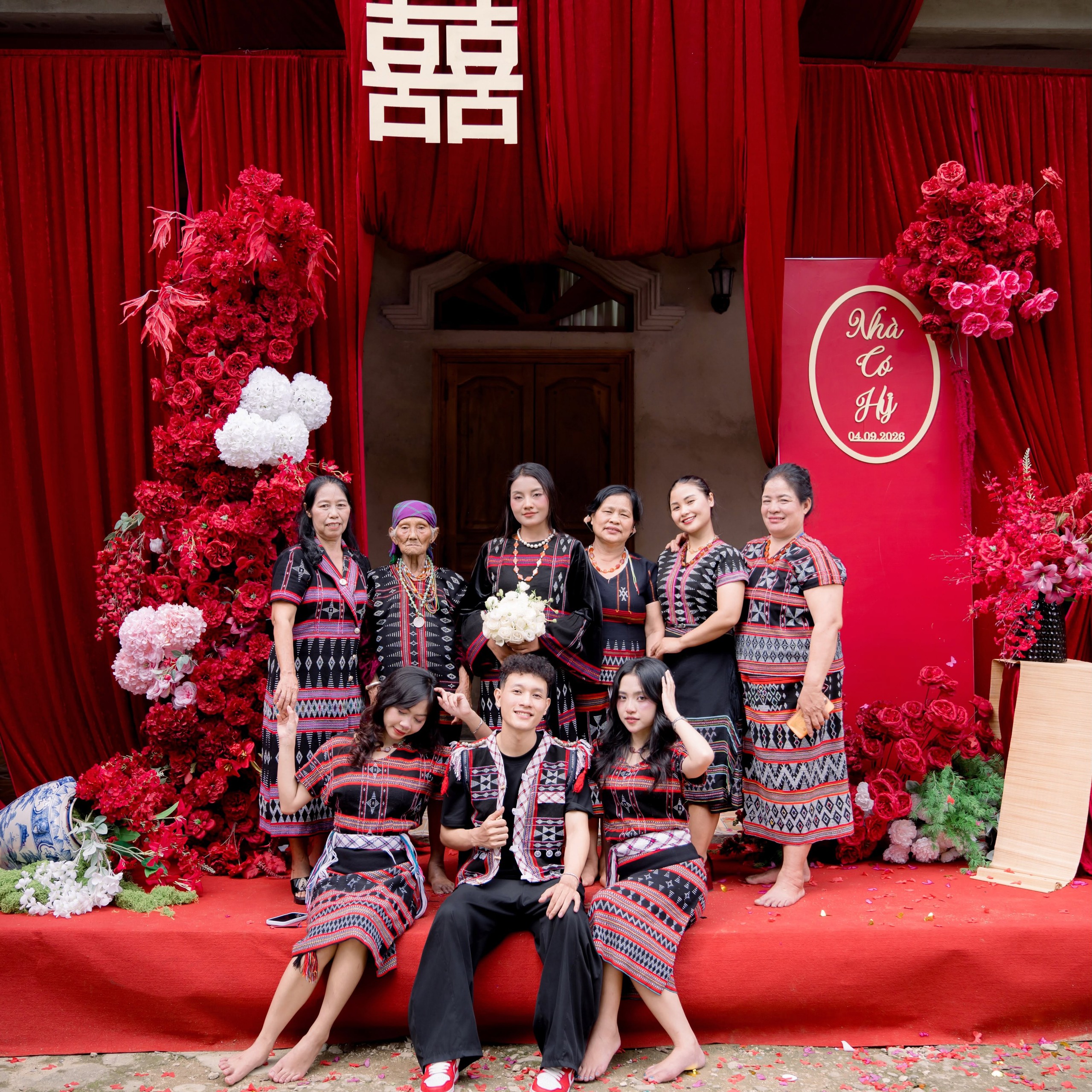 Chàng trai Bỉ cưới cô gái Tà Ôi, mang heo, dê, gà, cồng chiêng đi hỏi vợ - Ảnh 7.