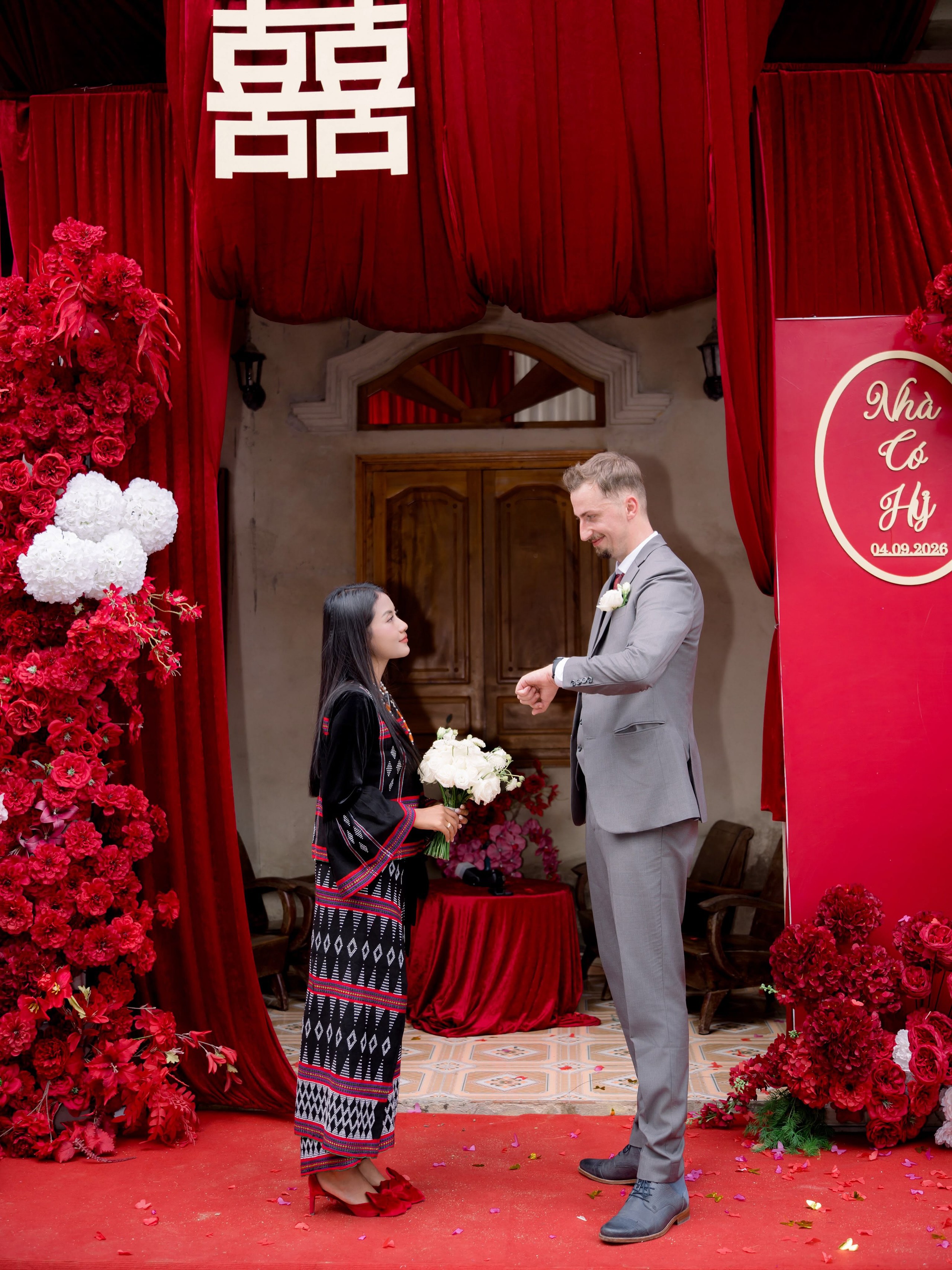 Chàng trai Bỉ cưới cô gái Tà Ôi, mang heo, dê, gà, cồng chiêng đi hỏi vợ - Ảnh 8.