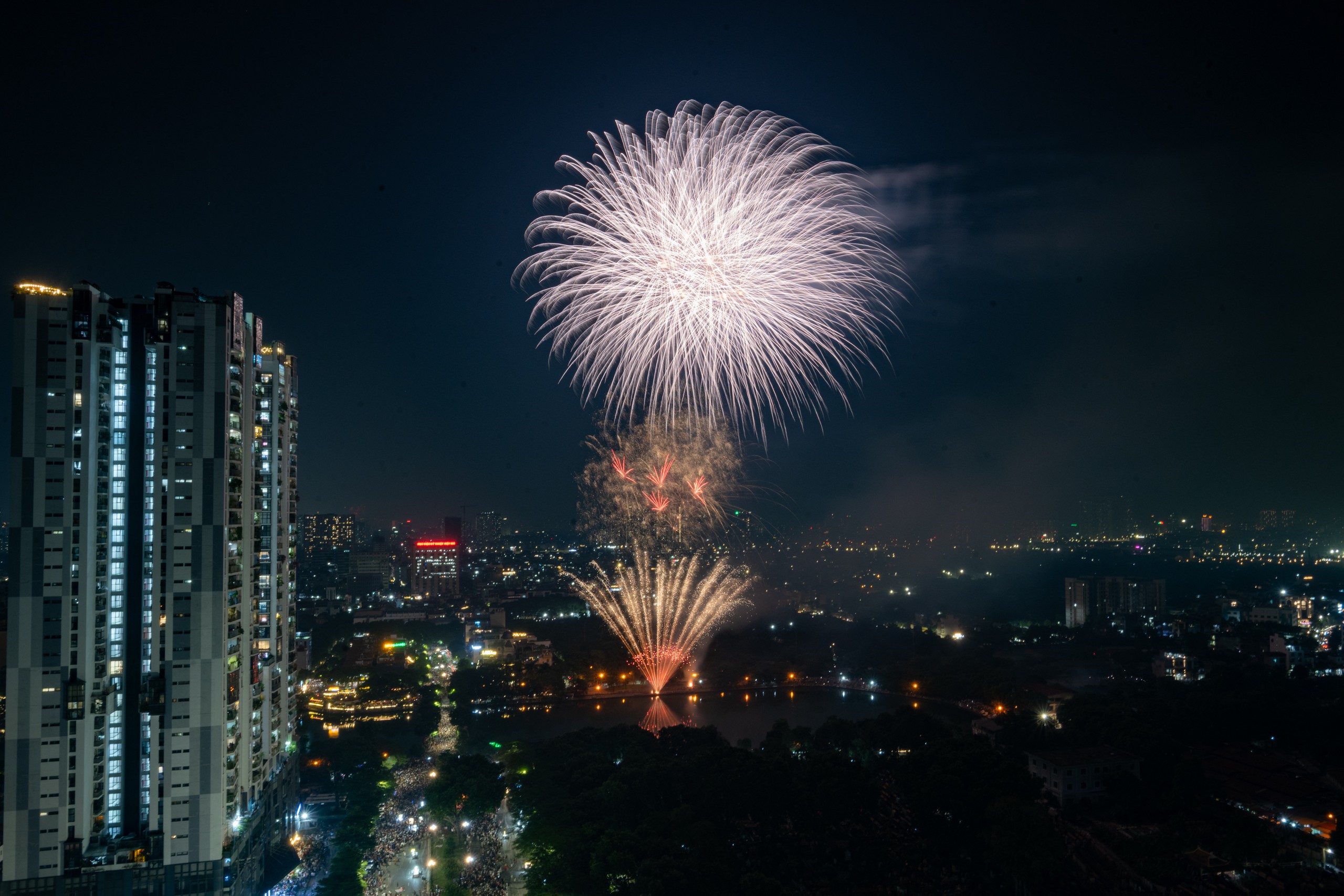 Người dân Thủ đô mãn nhãn với những màn pháo hoa siêu đỉnh tại 3 trận địa- Ảnh 9.