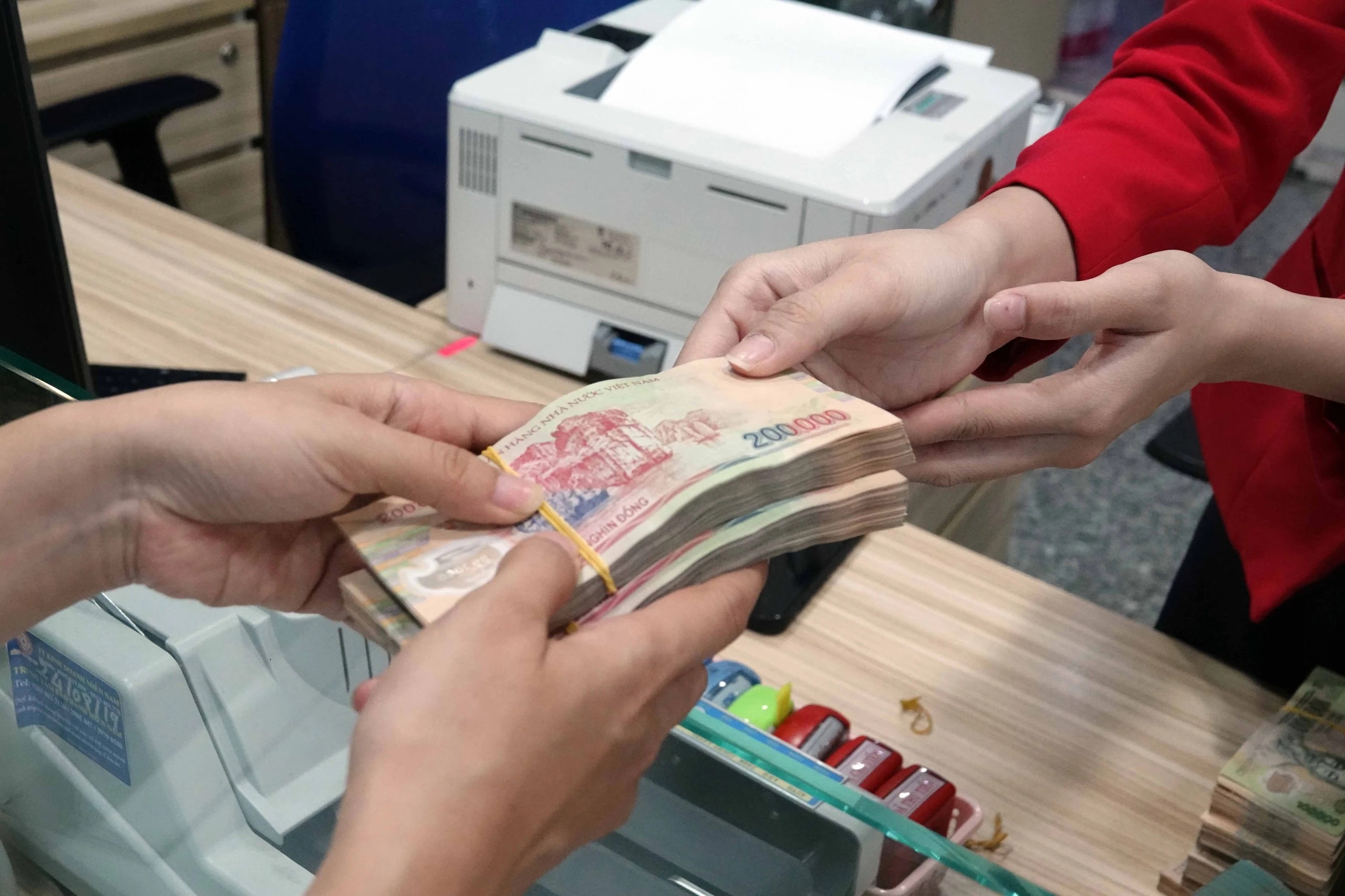 Lãi vay tiêu dùng tăng mạnh - Ảnh 1.