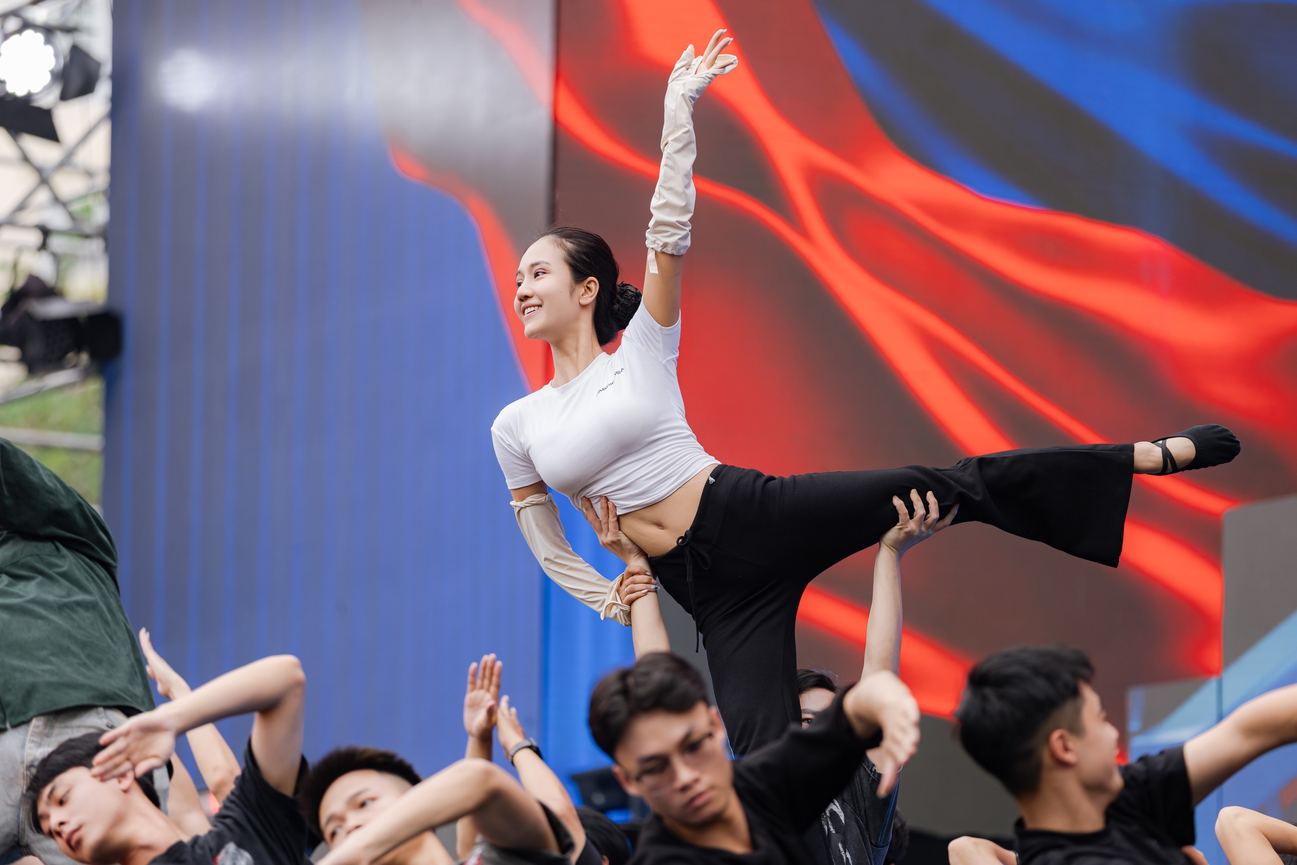 Đại nhạc hội kỷ niệm 70 năm Ngày truyền thống Hội LHTN VN sẵn sàng trước giờ diễn- Ảnh 5.