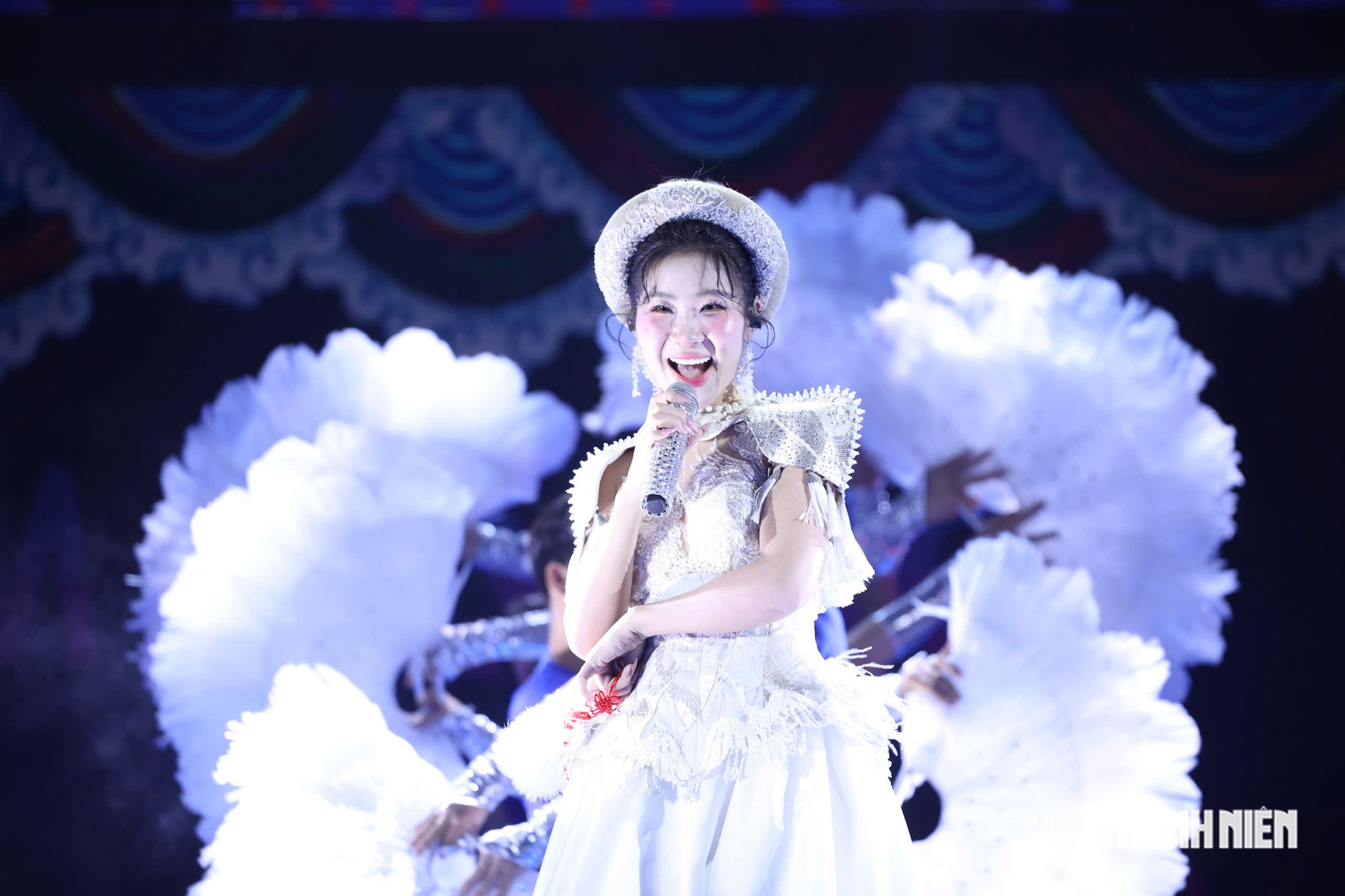 Hòa Minzy, Đông Hùng, Võ Hạ Trâm... cùng hàng nghìn bạn trẻ hòa nhịp Đại nhạc hội thanh niên - Ảnh 16.