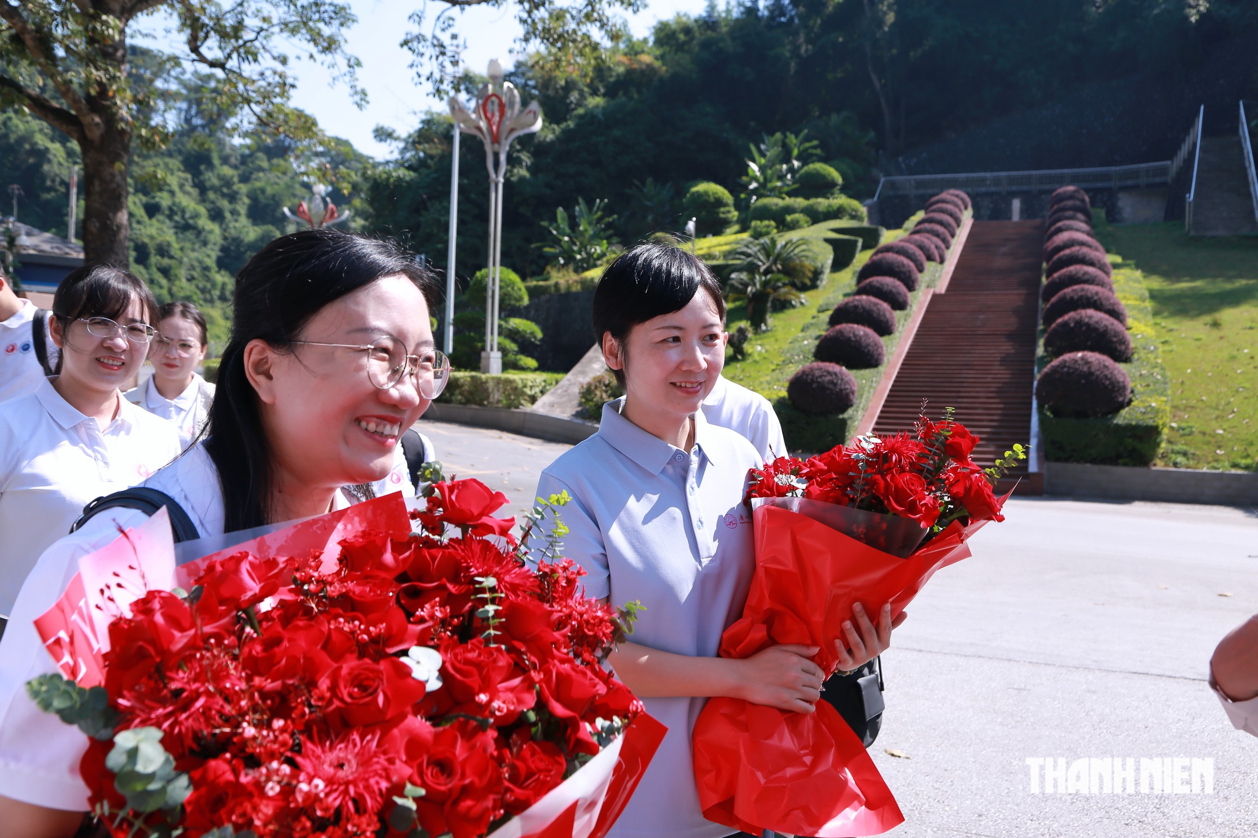 Đ&oacute;n thanh ni&ecirc;n Trung Quốc bắt đầu chuyến h&agrave;nh tr&igrave;nh đỏ tại Việt Nam- Ảnh 2.