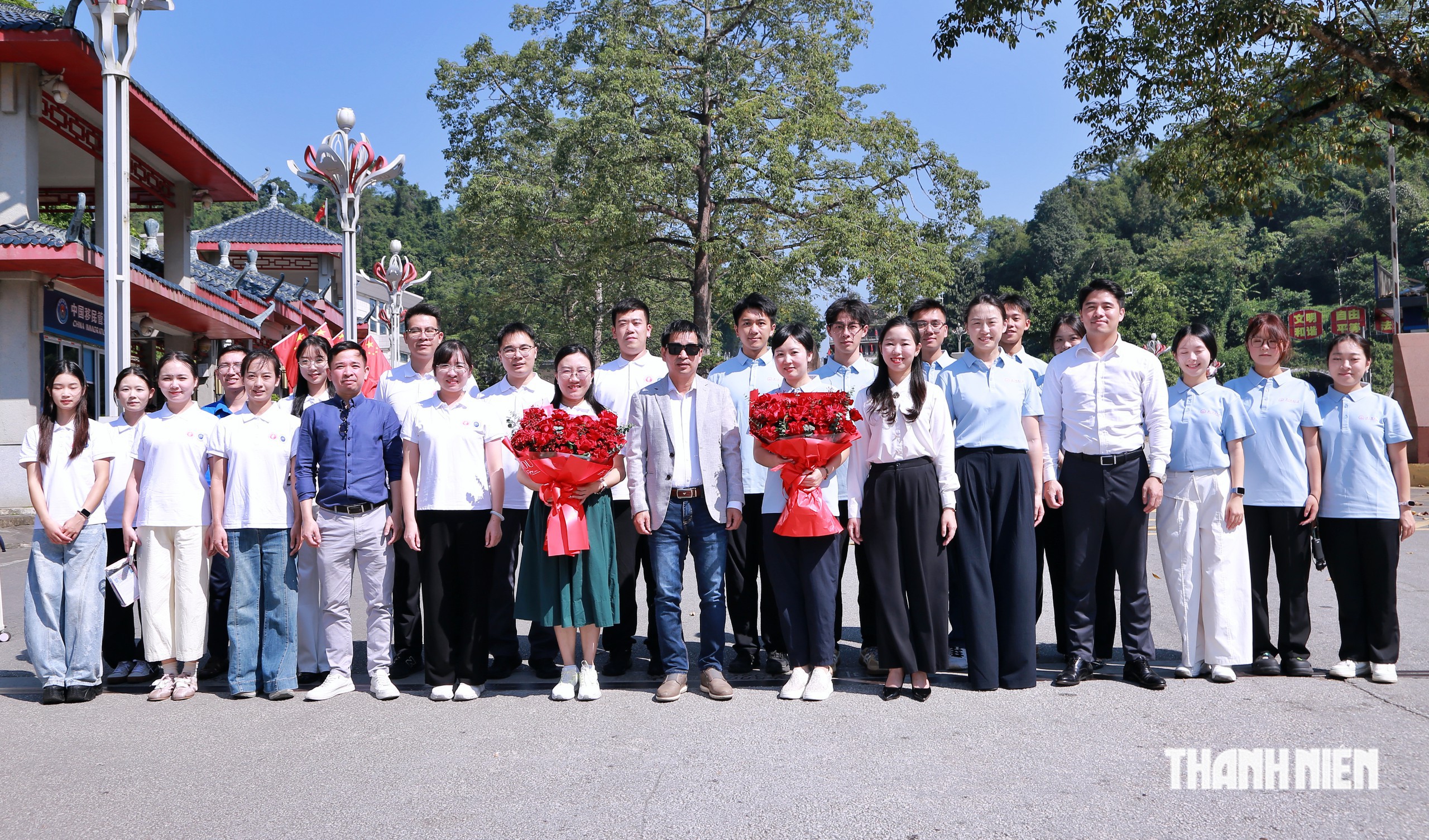 Đ&oacute;n thanh ni&ecirc;n Trung Quốc bắt đầu chuyến h&agrave;nh tr&igrave;nh đỏ tại Việt Nam- Ảnh 1.