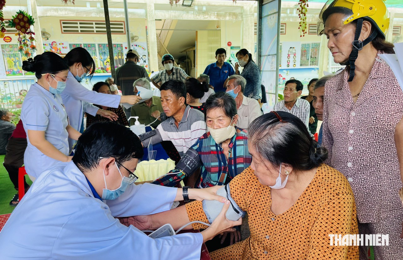 Làm rõ tỷ lệ người cao tuổi mắc tăng huyết áp qua khám sức khỏe tại TP.HCM- Ảnh 1.