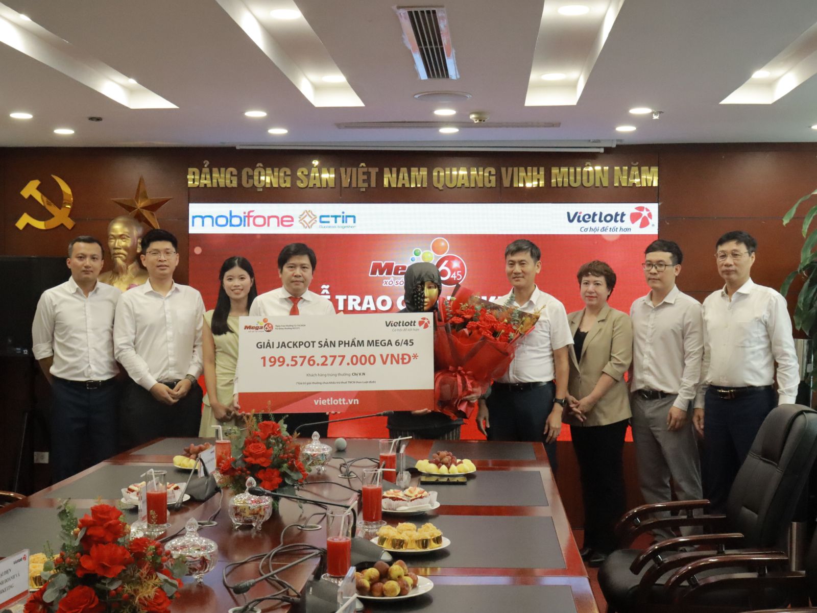 Nữ tỉ phú trúng gần 200 tỉ đồng Vietlott làm từ thiện 5 tỉ đồng - Ảnh 1.