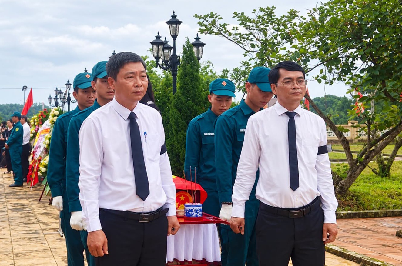 An táng hài cốt 5 liệt sĩ được tìm thấy tại núi Hòn Tàu- Ảnh 3.