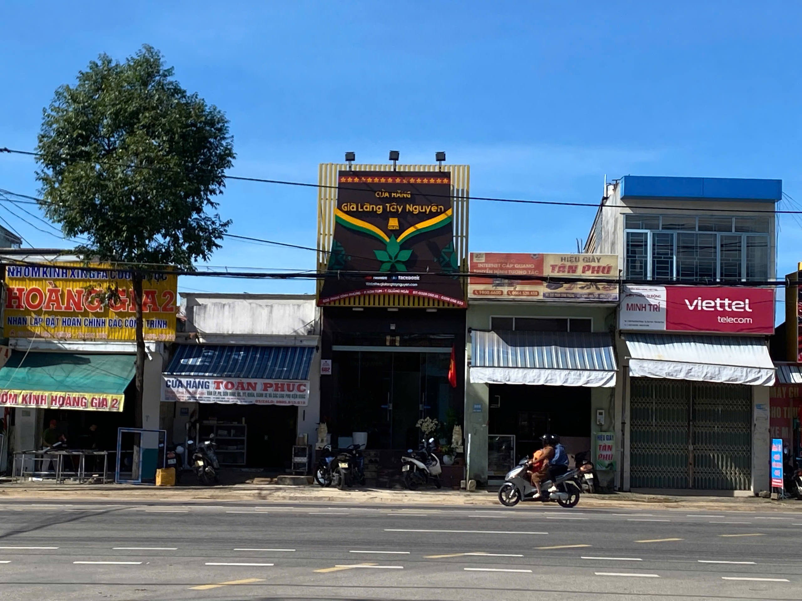 Khởi tố vợ chồng 'Già làng Tây Nguyên' - Ảnh 2.
