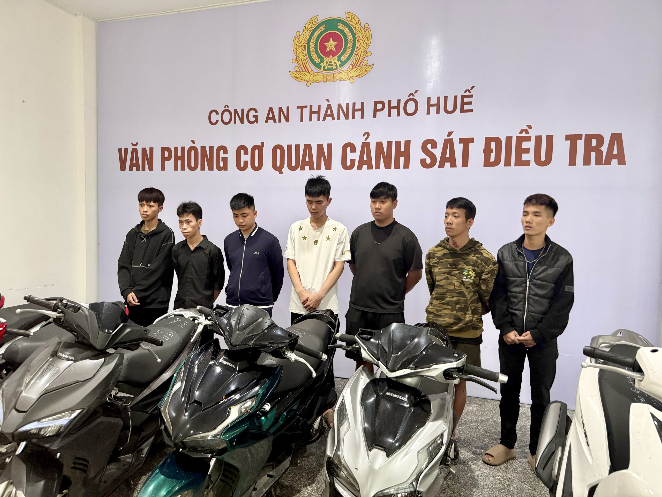 Khởi tố 15 bị can ở Huế mang theo hung khí đi giải quyết mâu thuẫn- Ảnh 1.