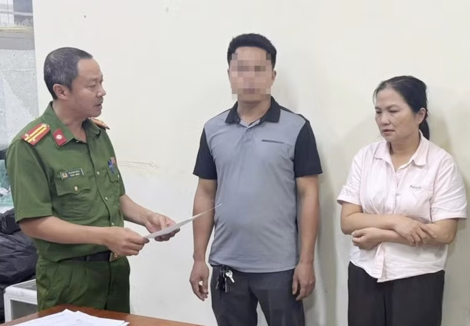 Khởi tố người kê giường chặn lối đi chung ngăn hàng xóm xây nhà trong ngõ - Ảnh 1.