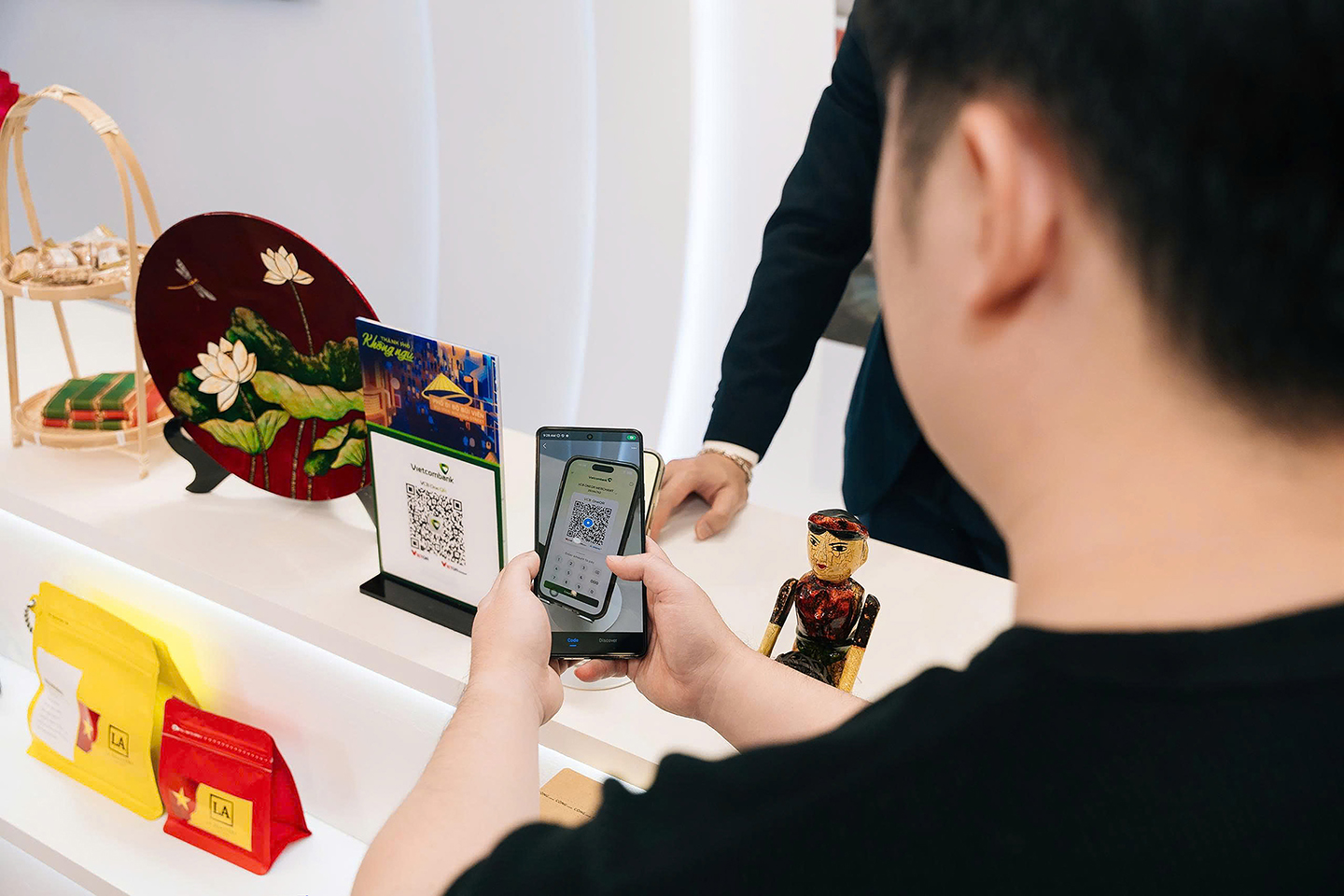 Vietcombank: Từ chiếc thẻ đầu tiên đến QR không biên giới, trả tiền mọi nơi như ở nhà- Ảnh 2.