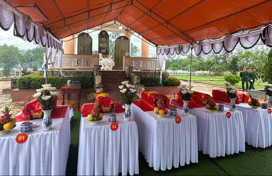 An táng hài cốt 5 liệt sĩ được tìm thấy tại núi Hòn Tàu- Ảnh 1.