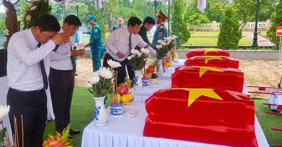 An táng hài cốt 5 liệt sĩ được tìm thấy tại núi Hòn Tàu- Ảnh 4.