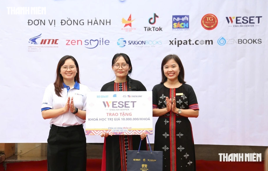 Cô giáo Cơ Tu trở về làng gieo chữ: 'Nhìn học trò tôi nhớ mình ngày trước'- Ảnh 1.