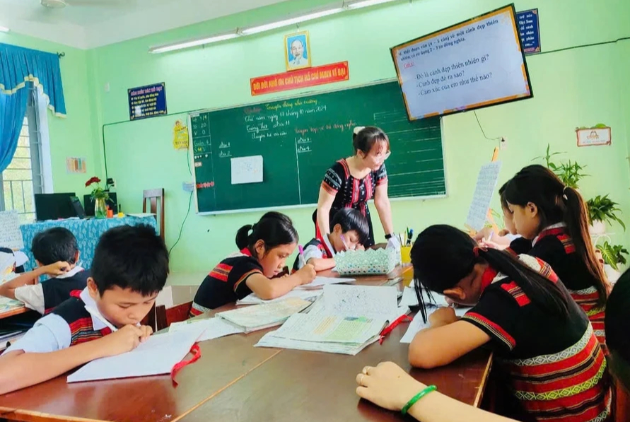 Cô giáo Cơ Tu trở về làng gieo chữ: 'Nhìn học trò tôi nhớ mình ngày trước'- Ảnh 2.