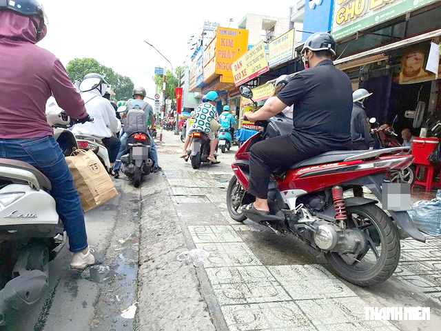 Lăng k&iacute;nh bạn đọc: Kẹt xe kh&ocirc;ng thể l&agrave; cớ để xe m&aacute;y 'leo' vỉa h&egrave;- Ảnh 1.