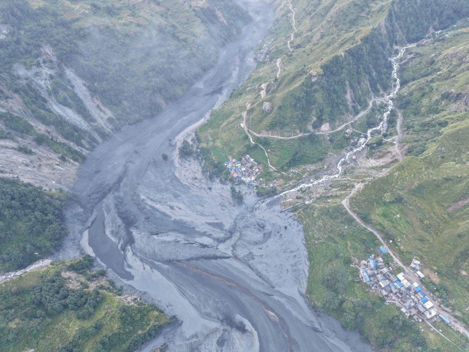 Lũ quét cuốn trôi hơn 200 ngôi nhà ở Nepal - Ảnh 1.