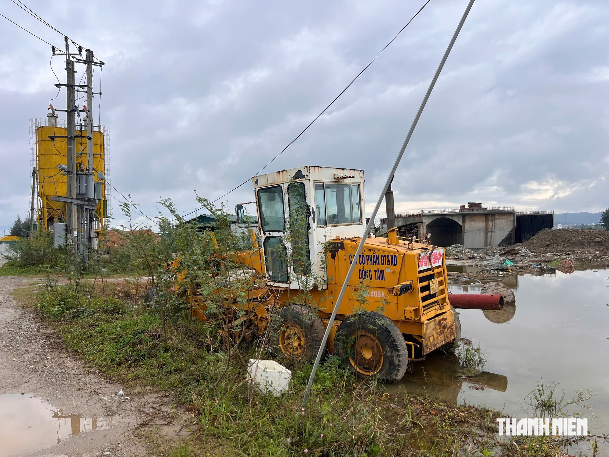 Xe cơ giới thi công đường nghìn tỉ ở Huế bị 'bỏ quên' trên cánh đồng nước- Ảnh 5.
