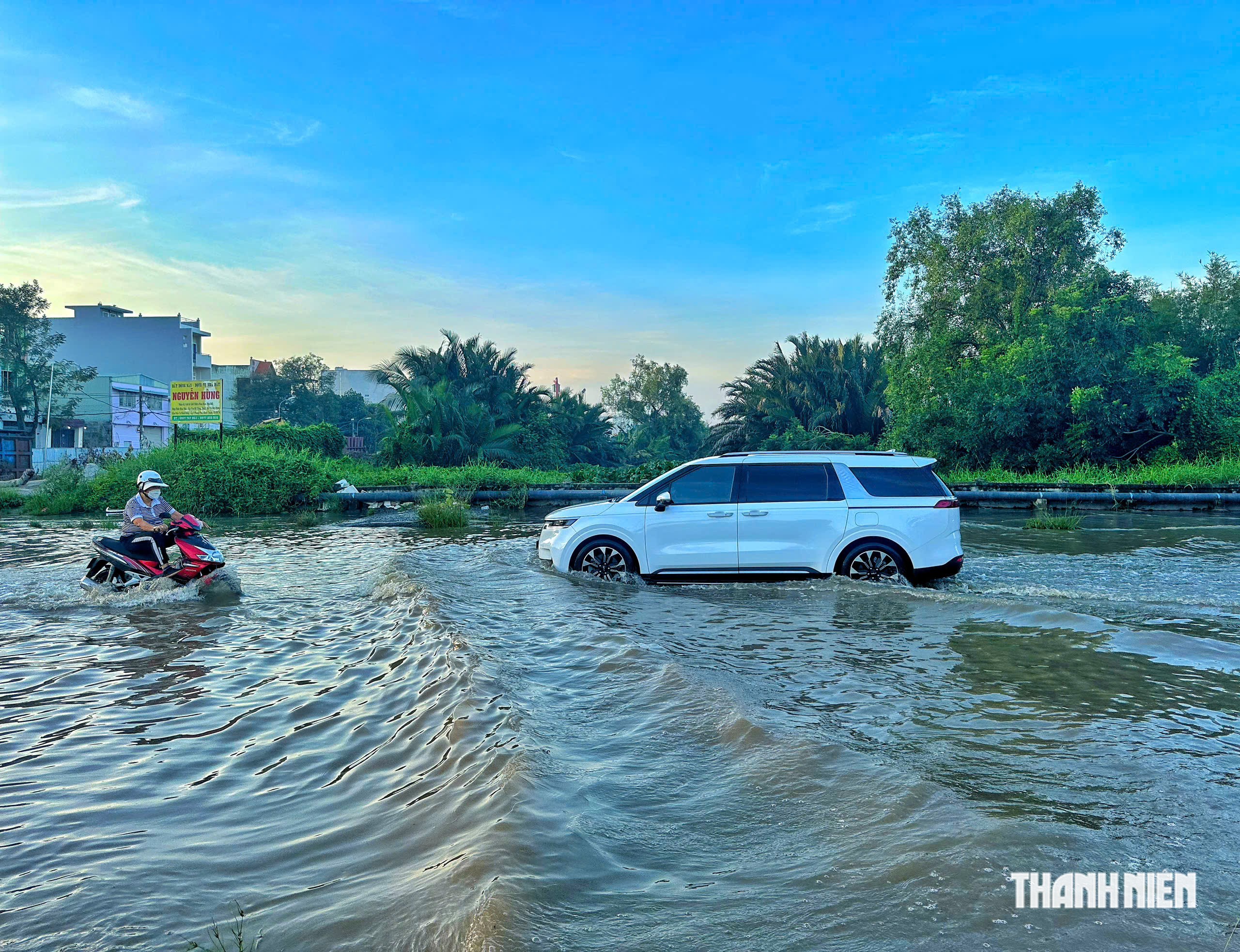 Triều cường rạng sáng 12.10, nhiều tuyến đường TP.HCM ngập nước trước giờ đi làm- Ảnh 3.