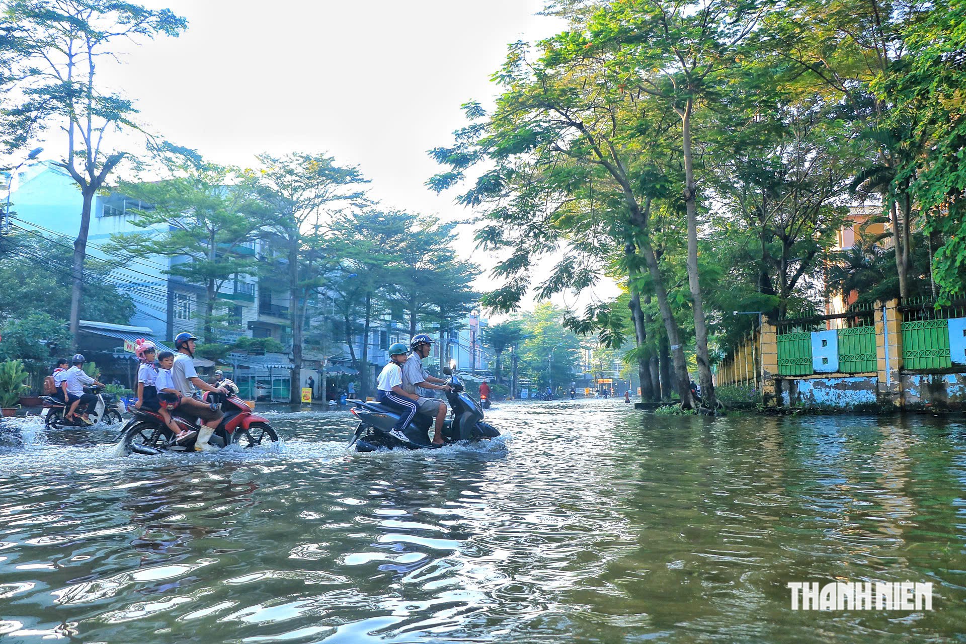 Triều cường rạng sáng 12.10, nhiều tuyến đường TP.HCM ngập nước trước giờ đi làm- Ảnh 6.