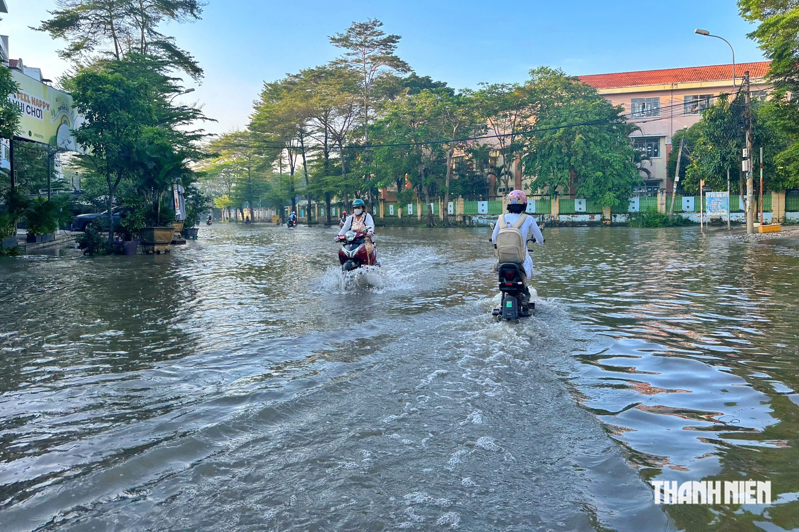 Triều cường rạng sáng 12.10, nhiều tuyến đường TP.HCM ngập nước trước giờ đi làm- Ảnh 2.