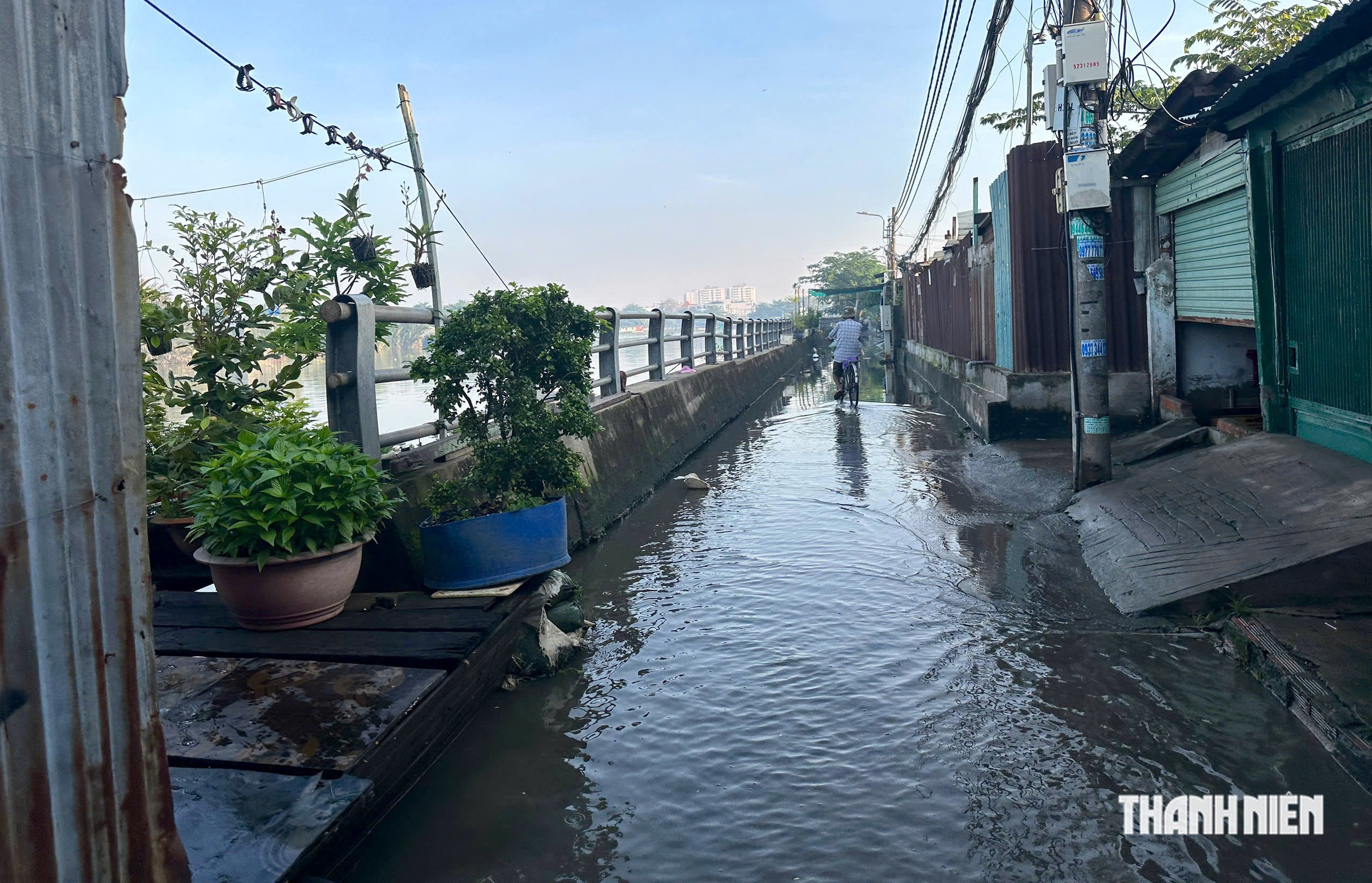 Triều cường rạng sáng 12.10, nhiều tuyến đường TP.HCM ngập nước trước giờ đi làm- Ảnh 8.