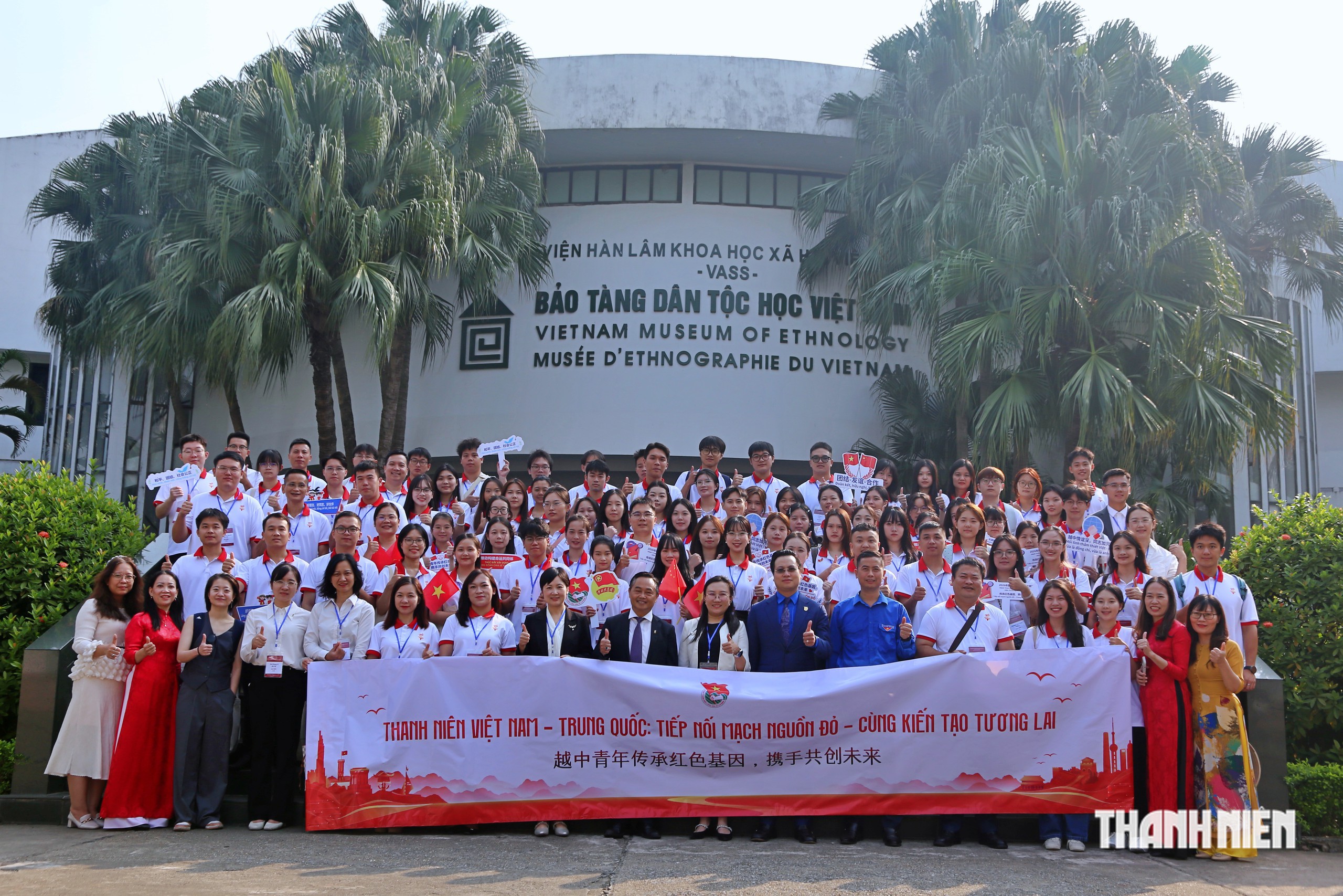 Thanh niên Trung Quốc xem múa rối nước, tìm hiểu văn hóa các dân tộc Việt Nam- Ảnh 4.