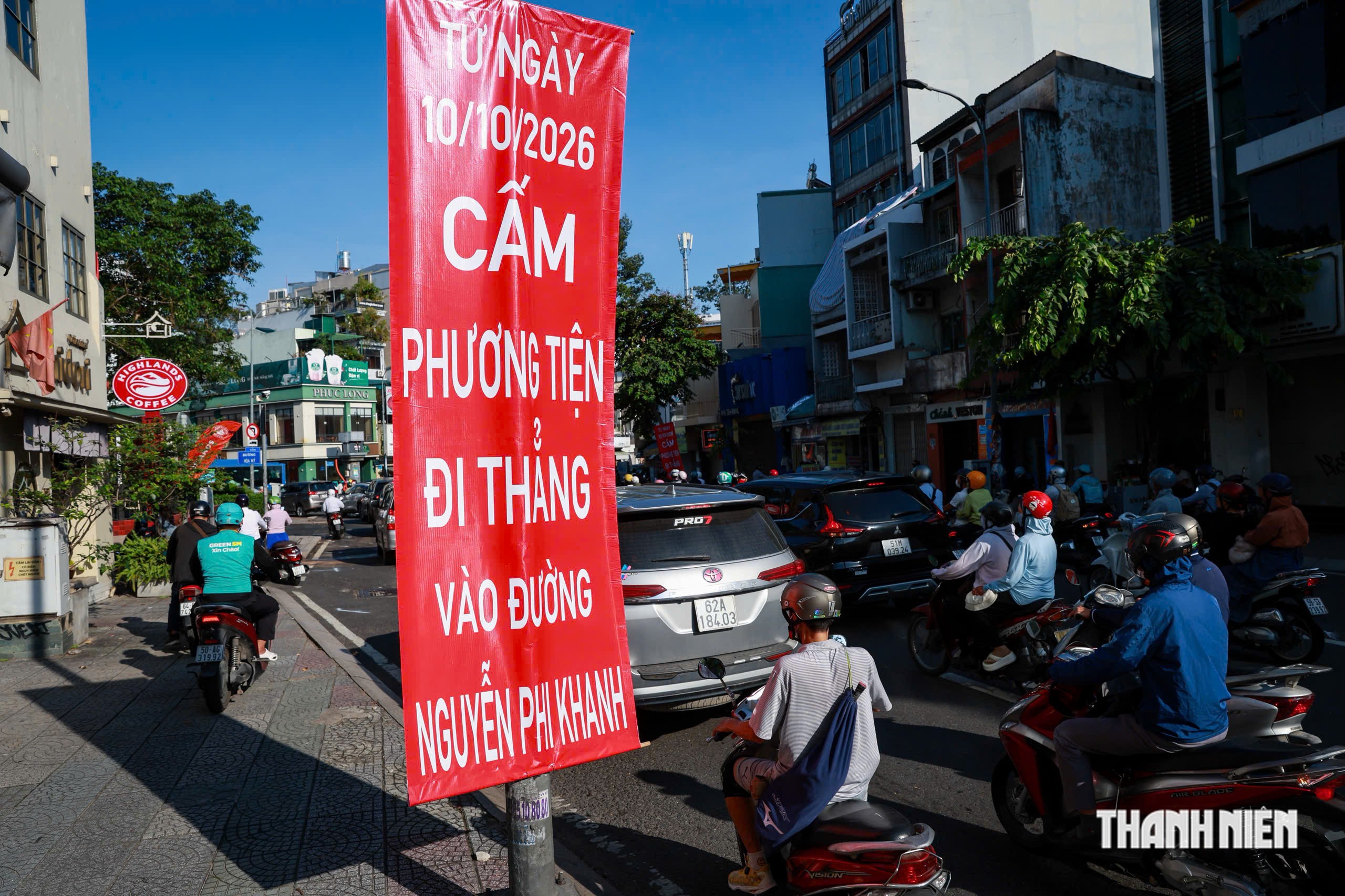 Sáng 12.10, đường Đinh Tiên Hoàng bớt ùn ứ sau khi nối dài dải phân cách - Ảnh 12.