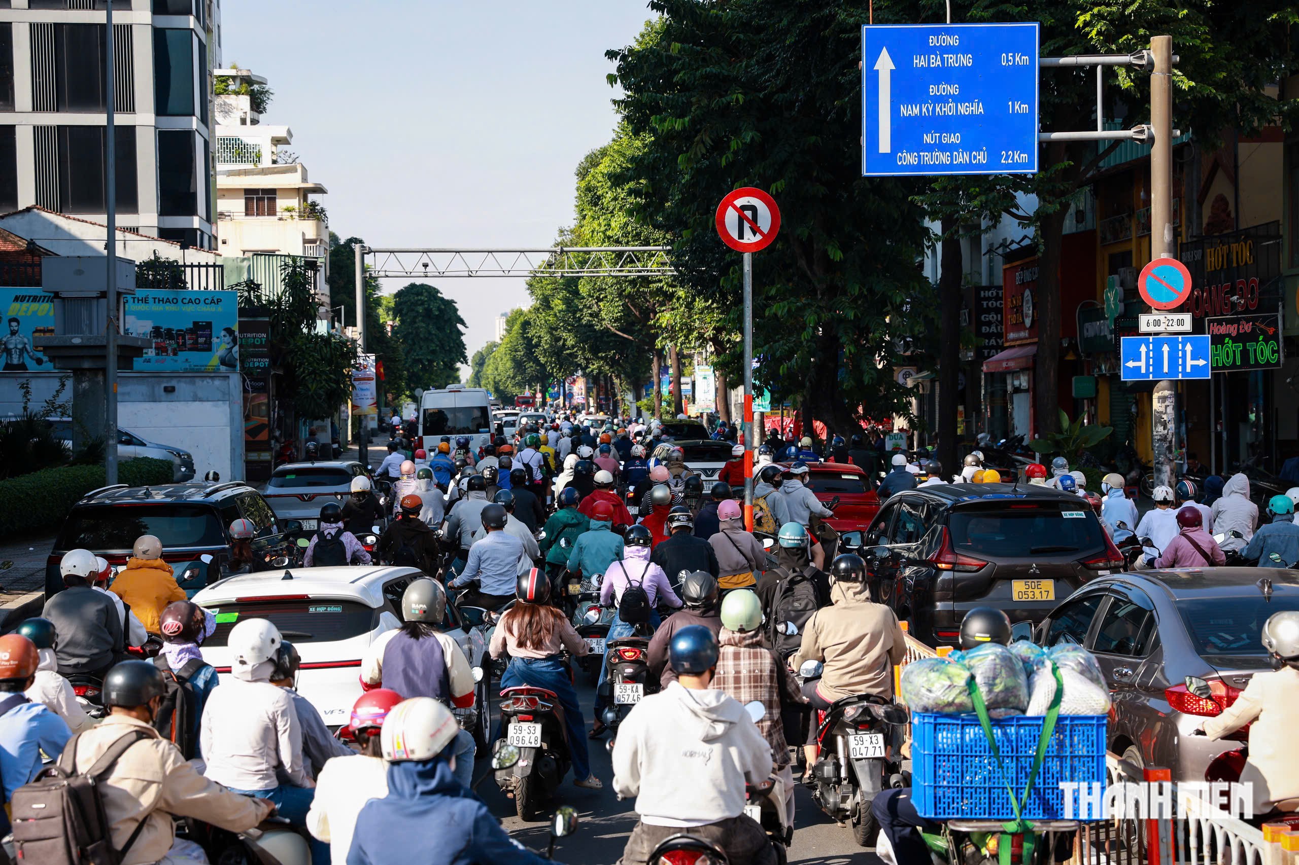 Sáng 12.10, đường Đinh Tiên Hoàng bớt ùn ứ sau khi nối dài dải phân cách - Ảnh 3.