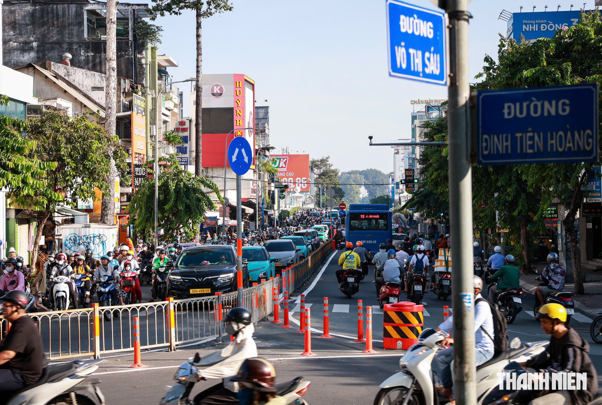 Sáng 12.10, đường Đinh Tiên Hoàng bớt ùn ứ sau khi nối dài dải phân cách - Ảnh 1.