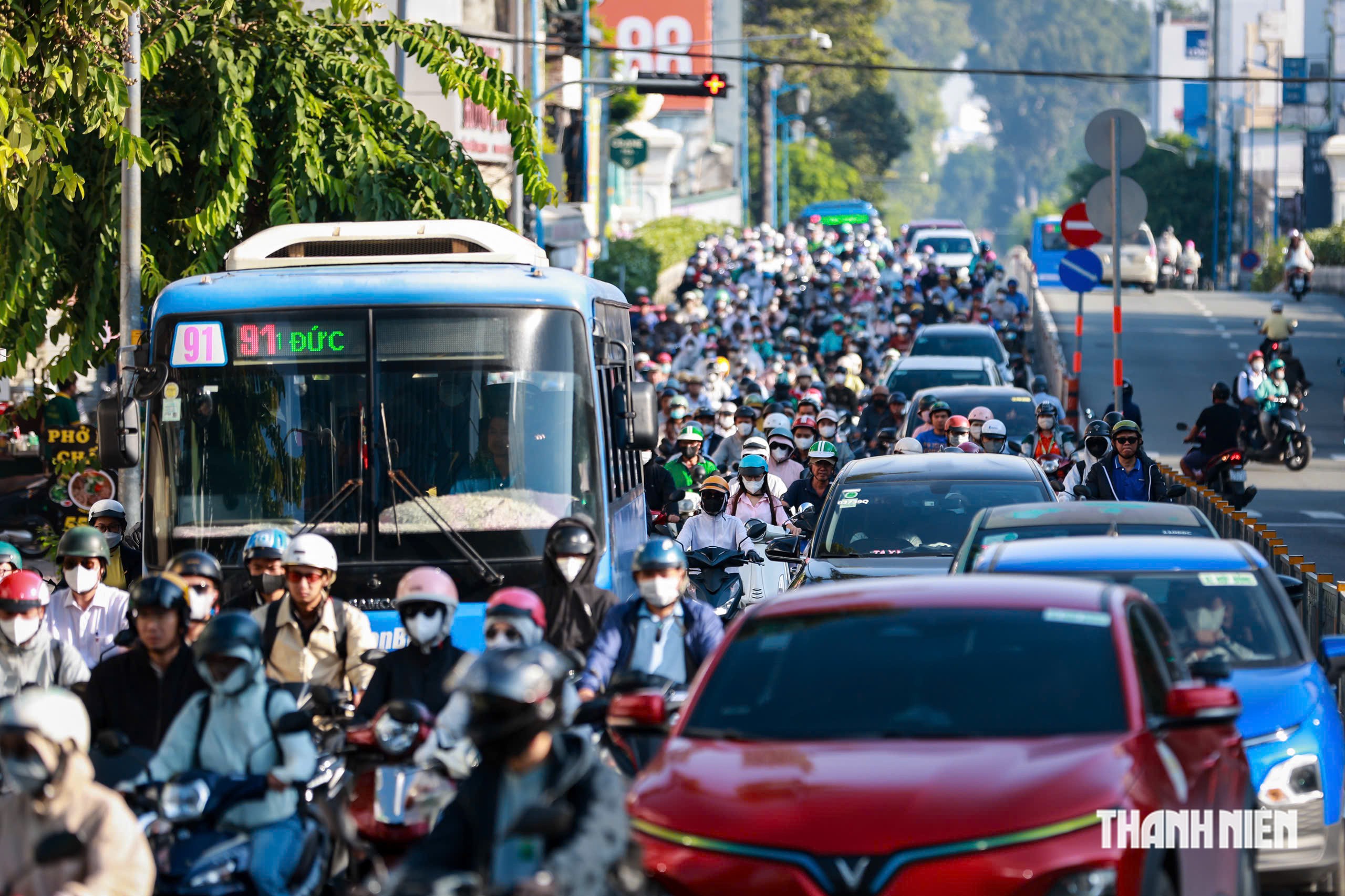 Sáng 12.10, đường Đinh Tiên Hoàng bớt ùn ứ sau khi nối dài dải phân cách - Ảnh 8.