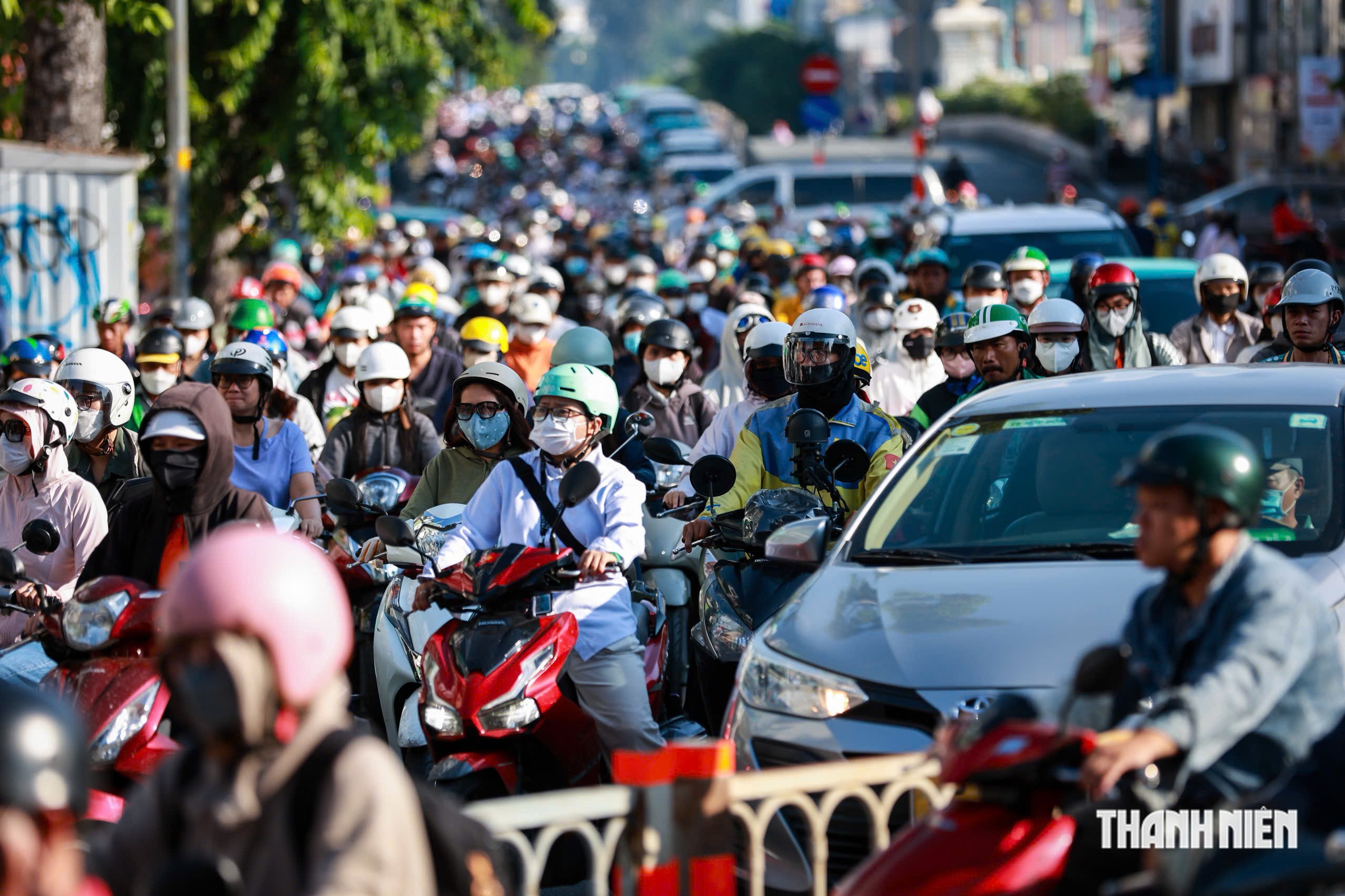 Sáng 12.10, đường Đinh Tiên Hoàng bớt ùn ứ sau khi nối dài dải phân cách - Ảnh 2.