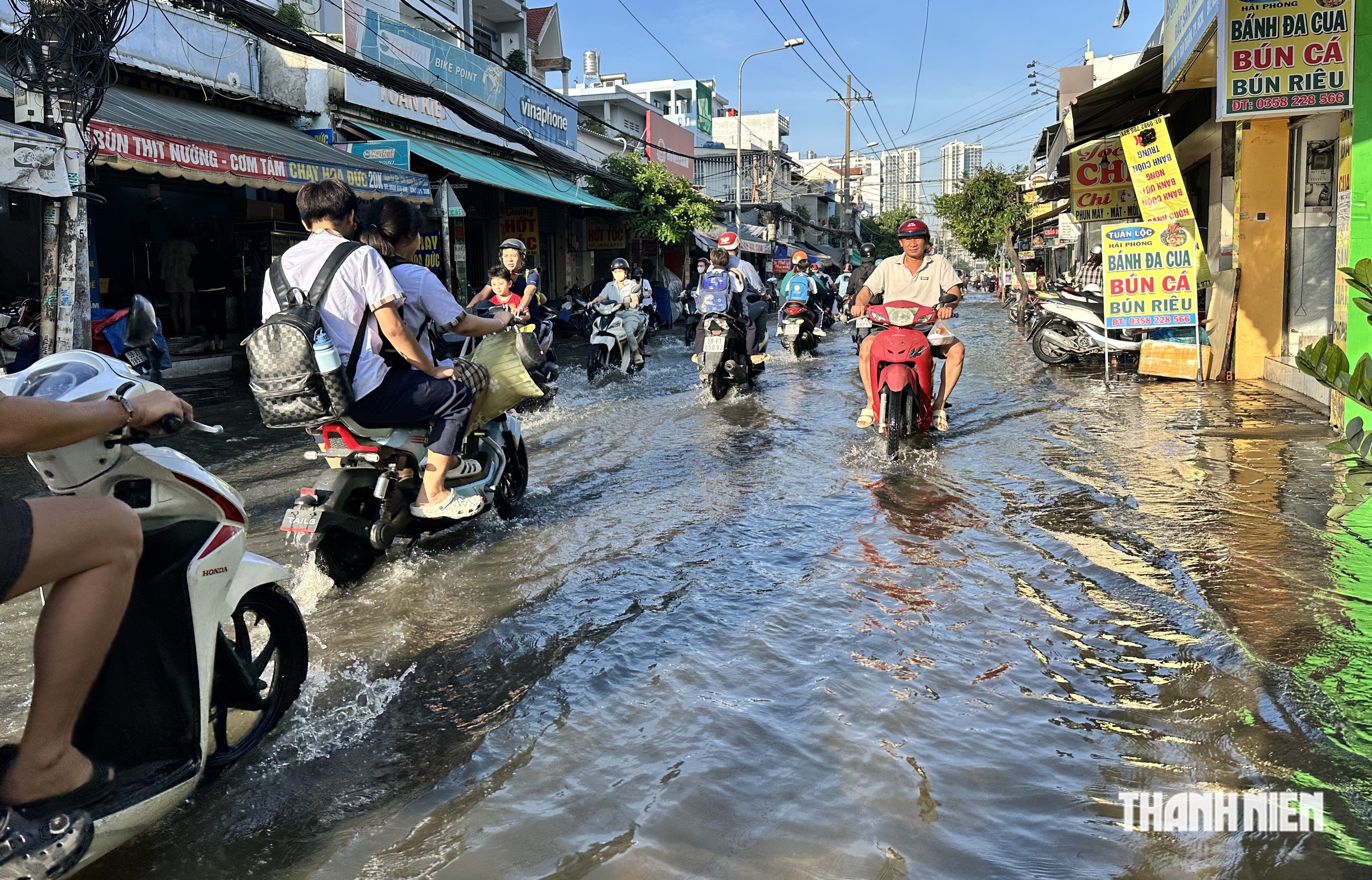 Triều cường rạng sáng 12.10, nhiều tuyến đường TP.HCM ngập nước trước giờ đi làm- Ảnh 7.