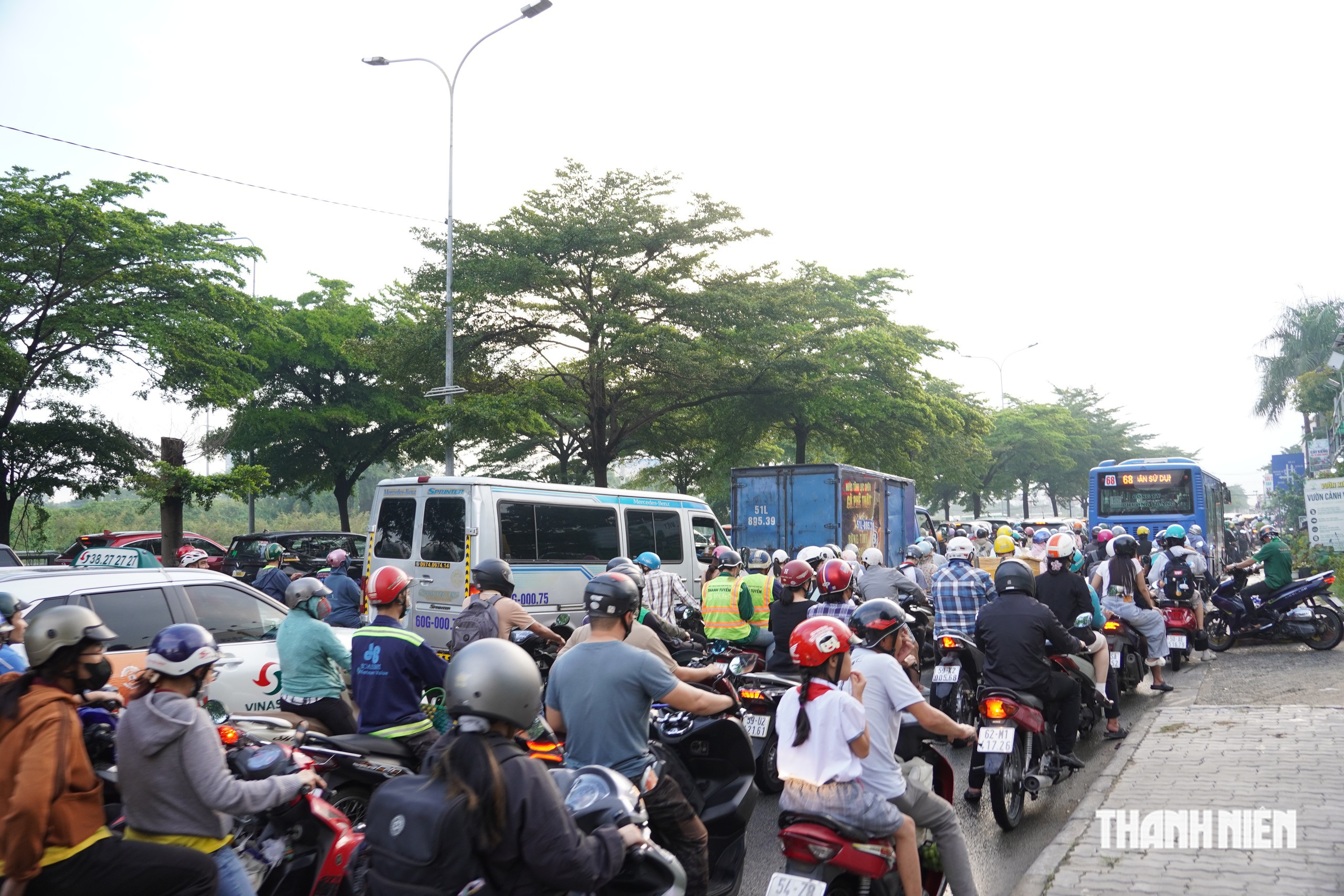 Nỗi &aacute;m ảnh v&igrave; triều cường: Người d&acirc;n đi tiếp lo chết m&aacute;y, quay đầu - Ảnh 2.