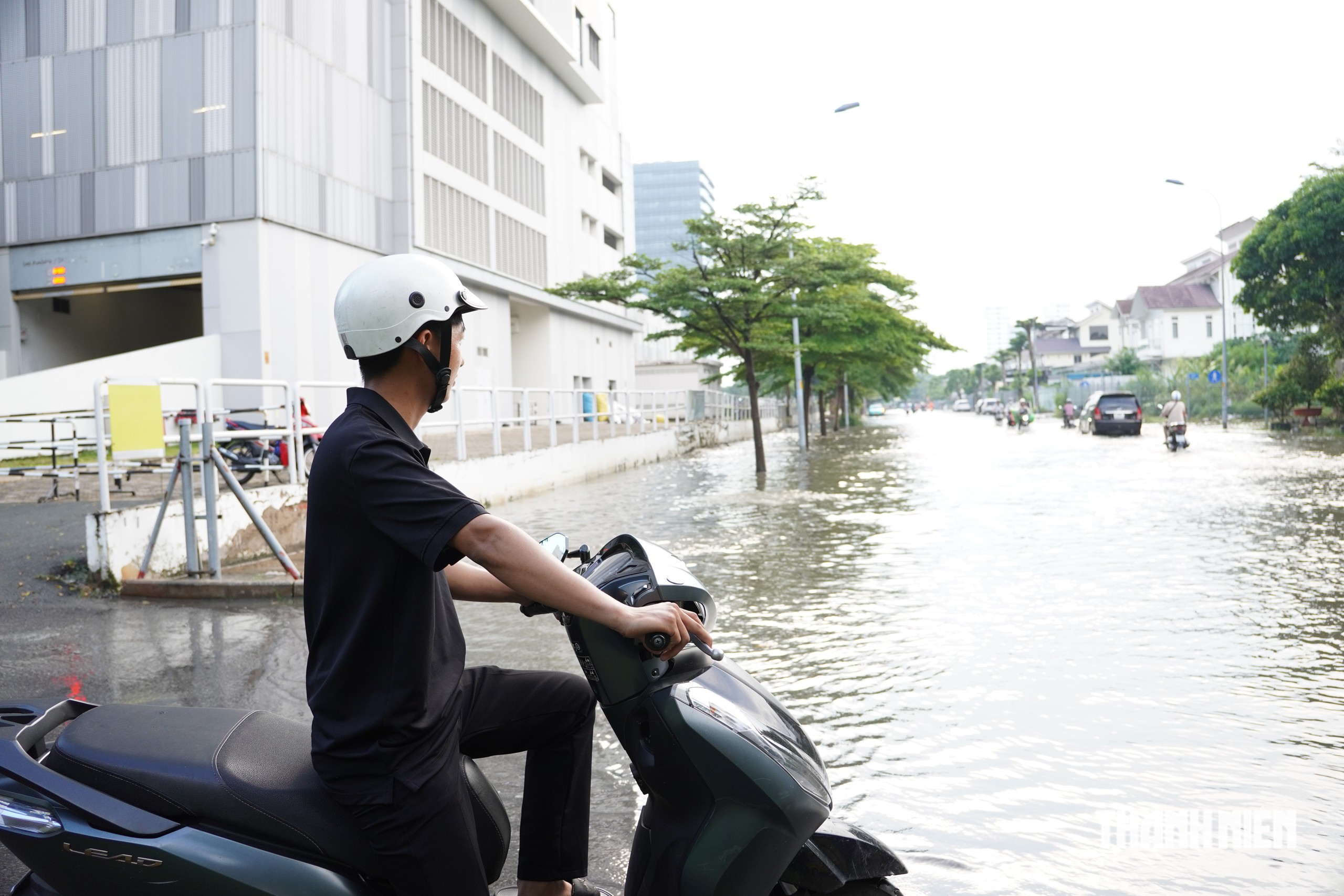 Nỗi &aacute;m ảnh v&igrave; triều cường: Người d&acirc;n đi tiếp lo chết m&aacute;y, quay đầu - Ảnh 4.