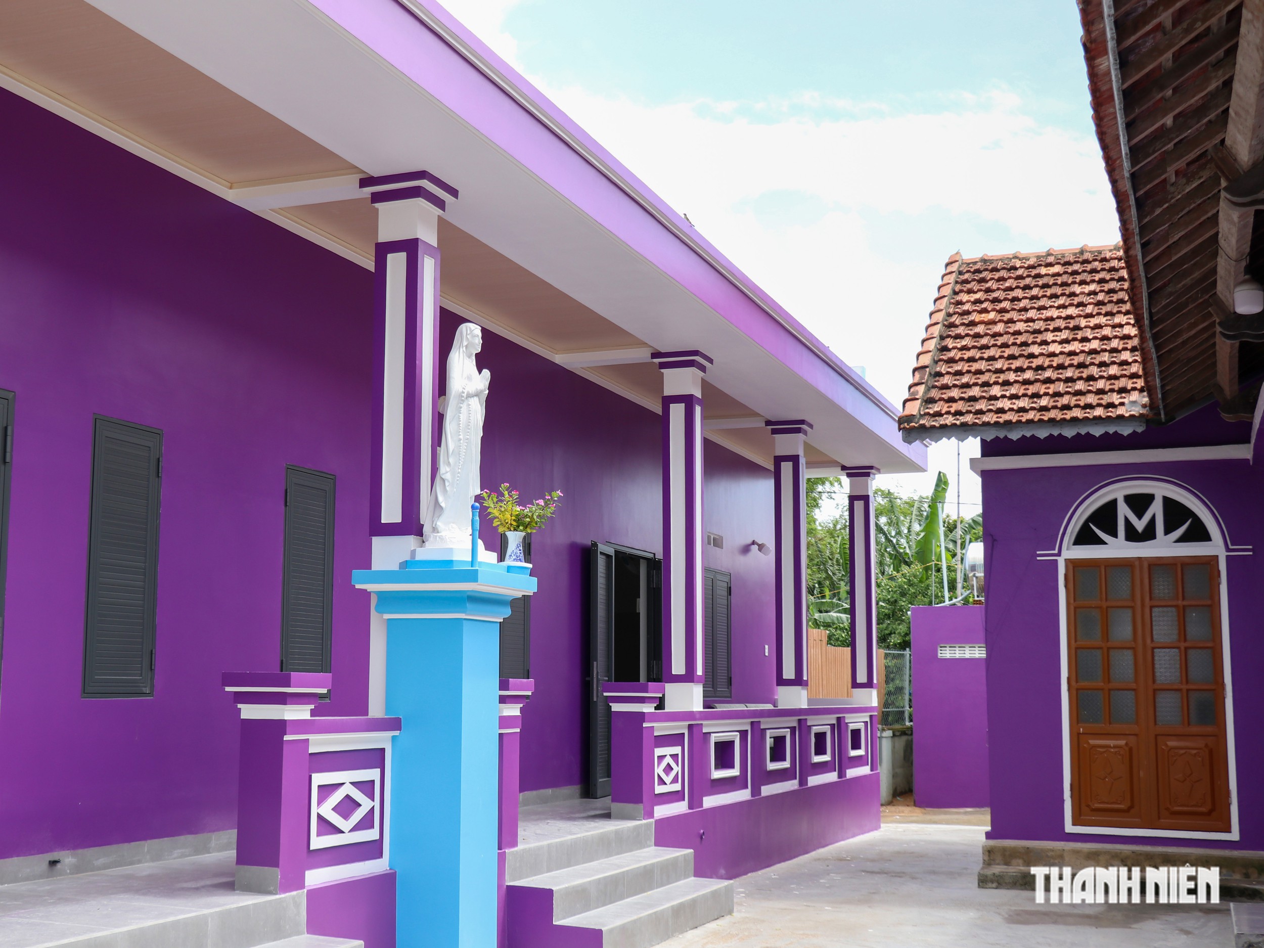Nhà thờ hơn 135 năm tuổi khoác áo trắng, tím độc đáo ở Gia Lai - Ảnh 10.