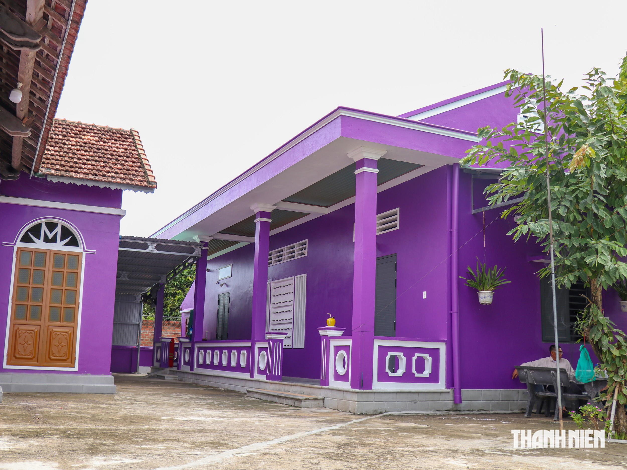 Nhà thờ hơn 135 năm tuổi khoác áo trắng, tím độc đáo ở Gia Lai - Ảnh 11.