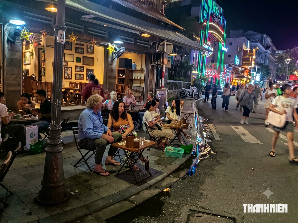 'Phố Tây' Huế về đêm: Có gì vui mà tây, ta kéo nhau đến nườm nượp?- Ảnh 8.