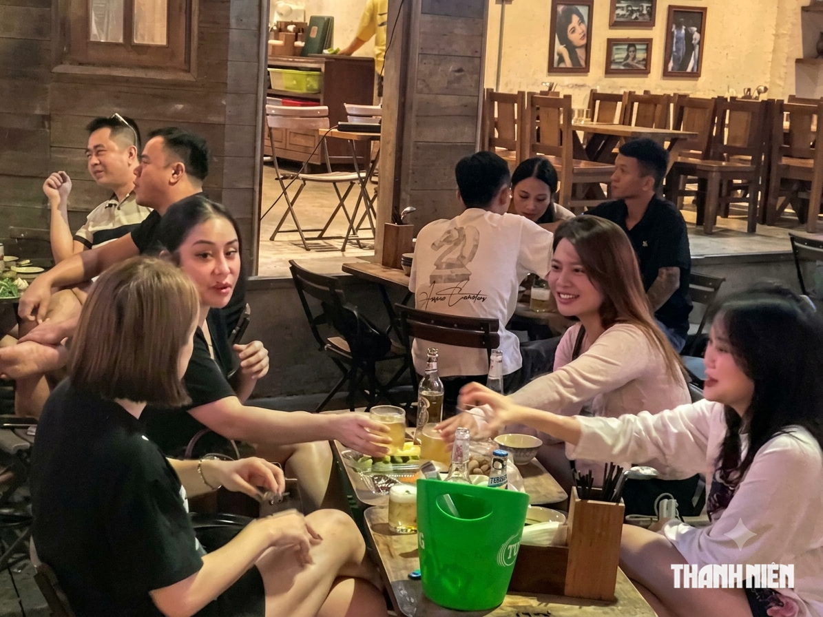 'Phố Tây' Huế về đêm: Có gì vui mà tây, ta kéo nhau đến nườm nượp?- Ảnh 7.