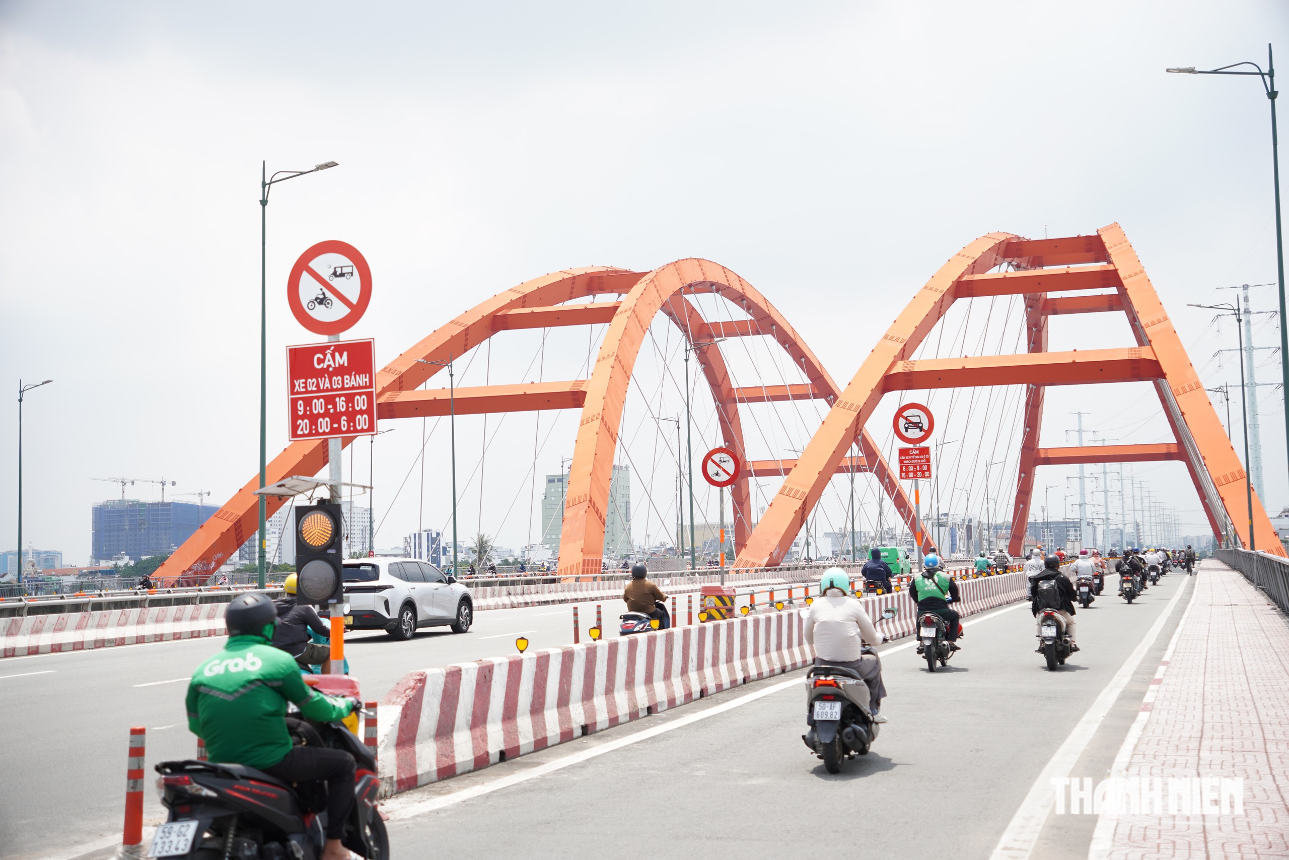 TP.HCM tính phân làn theo giờ, đường Phạm Văn Đồng và đường Nguyễn Tất Thành - Ảnh 2.
