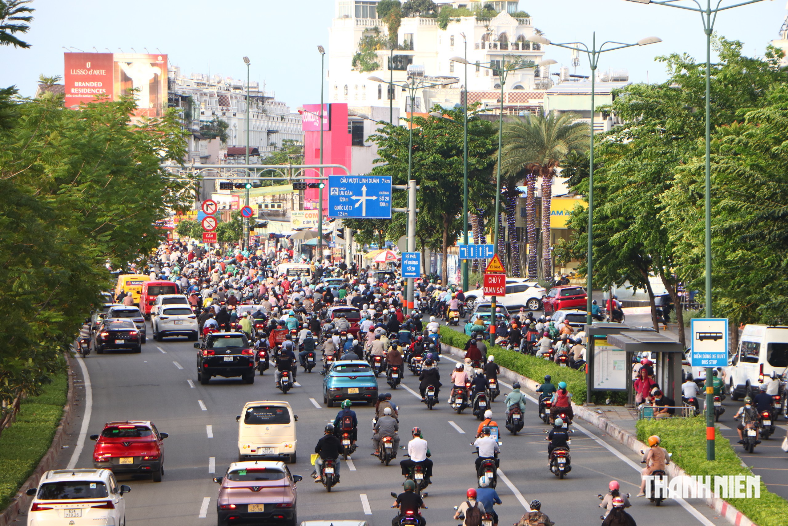 TP.HCM tính phân làn theo giờ, đường Phạm Văn Đồng và đường Nguyễn Tất Thành - Ảnh 1.