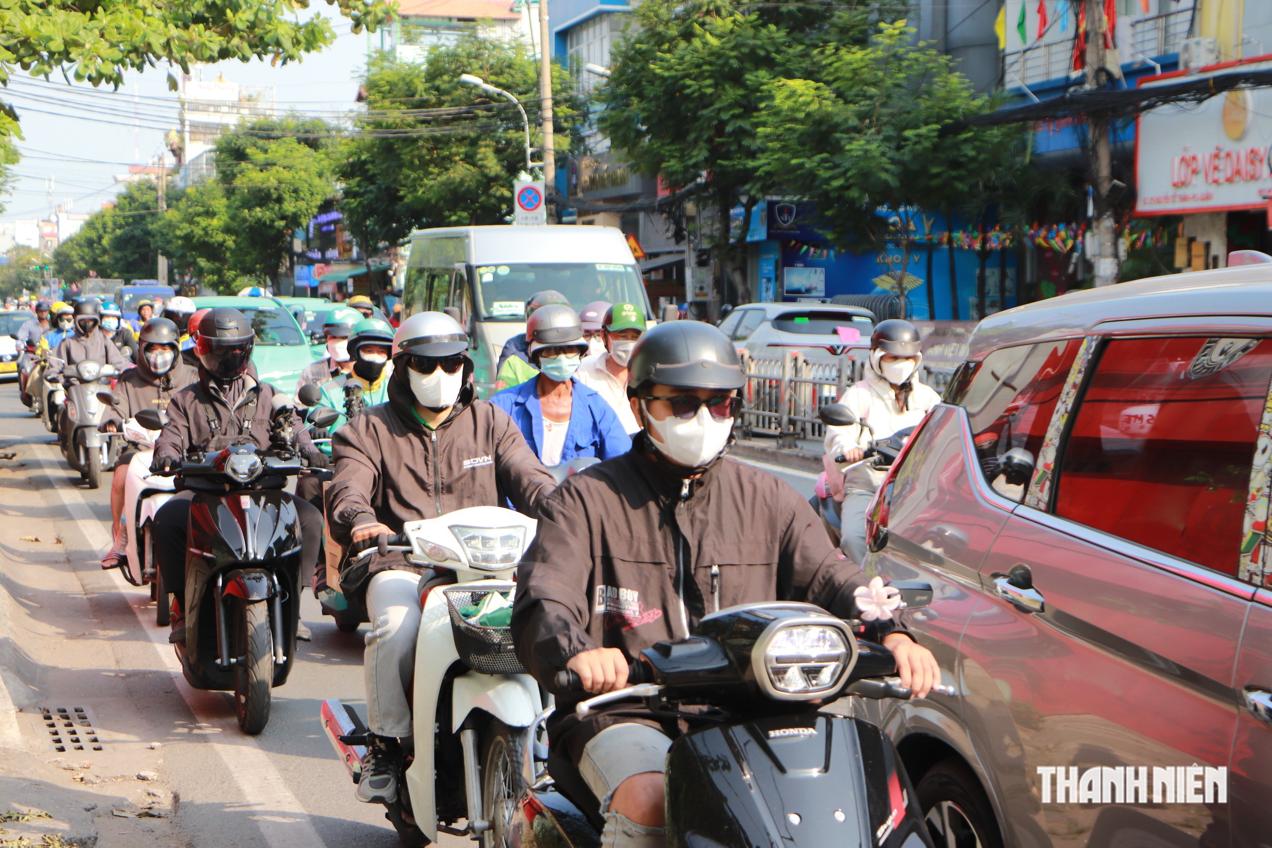 TP.HCM tính phân làn theo giờ, đường Phạm Văn Đồng và đường Nguyễn Tất Thành - Ảnh 3.