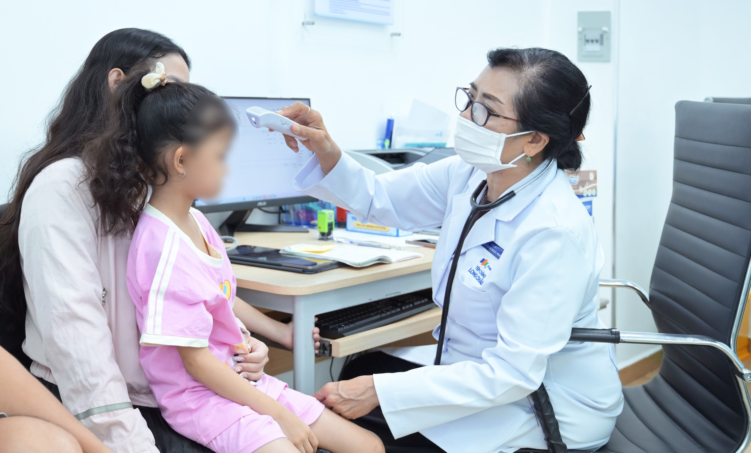 Trẻ sốt cao, ho nhiều: Bác sĩ lưu ý cách phòng cúm mùa - Ảnh 3.