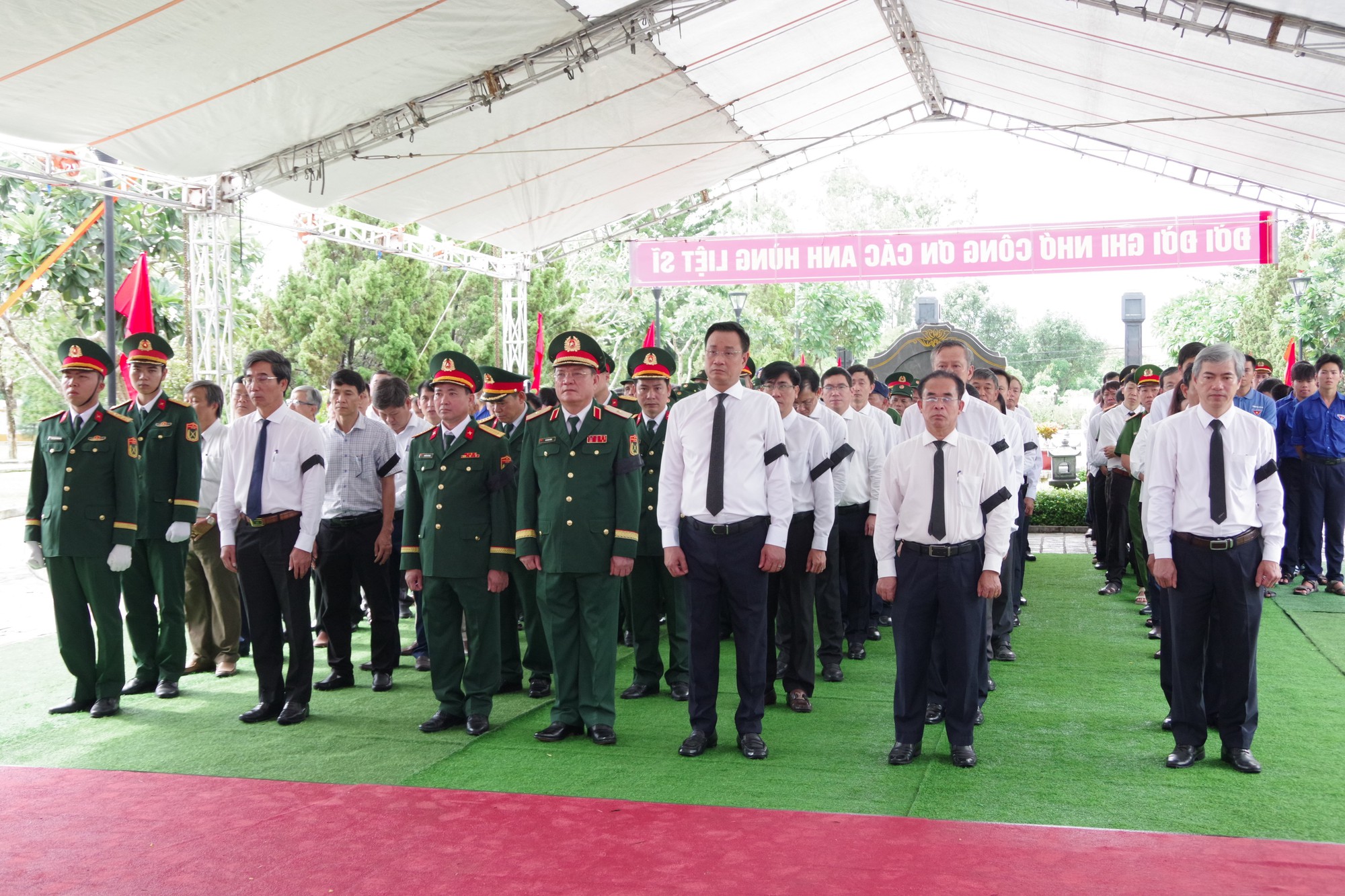 Đà Nẵng an táng 14 hài cốt liệt sĩ, 9 phần mộ còn nhiều di vật- Ảnh 1.