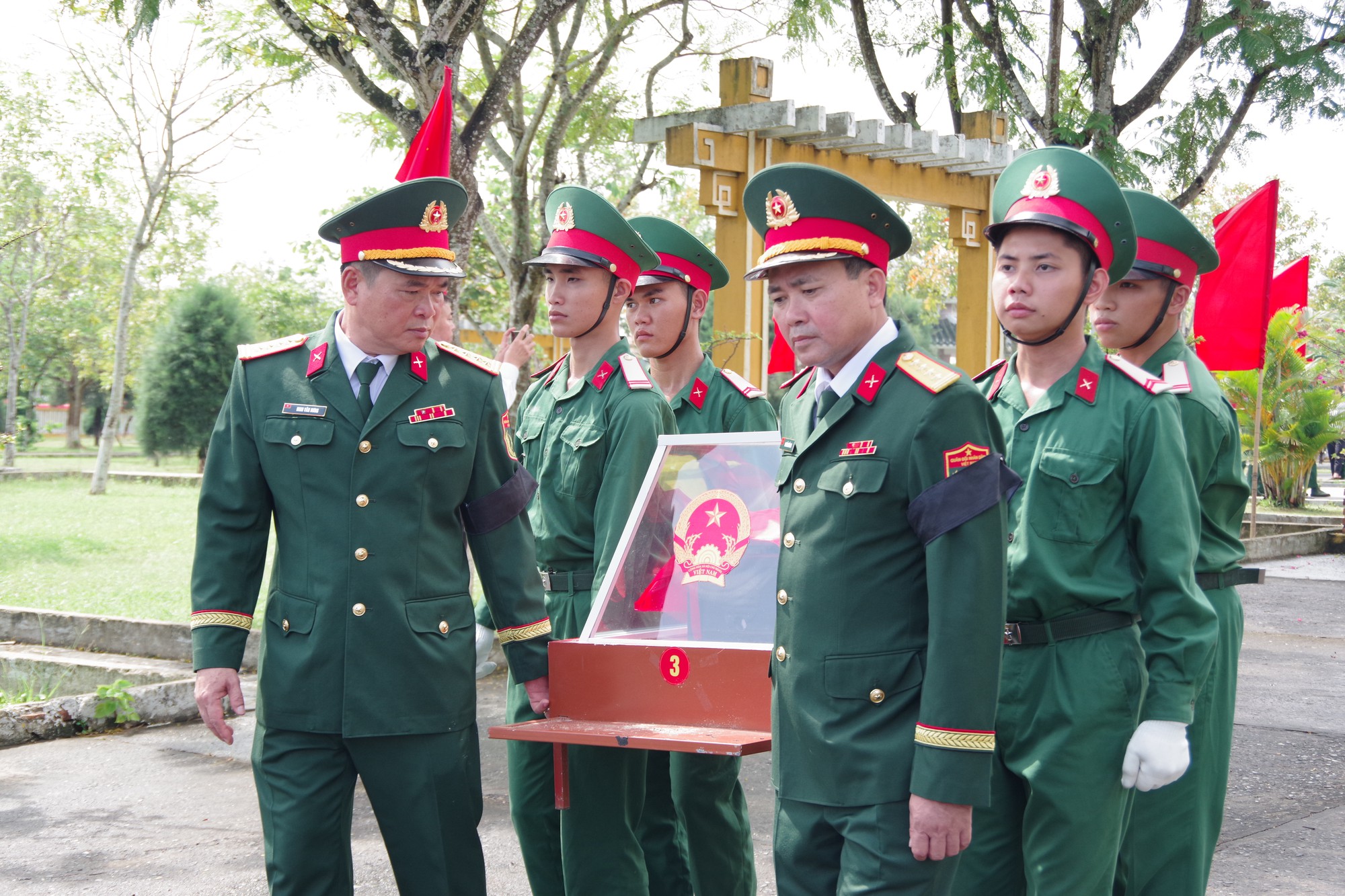 Đà Nẵng an táng 14 hài cốt liệt sĩ, 9 phần mộ còn nhiều di vật- Ảnh 3.